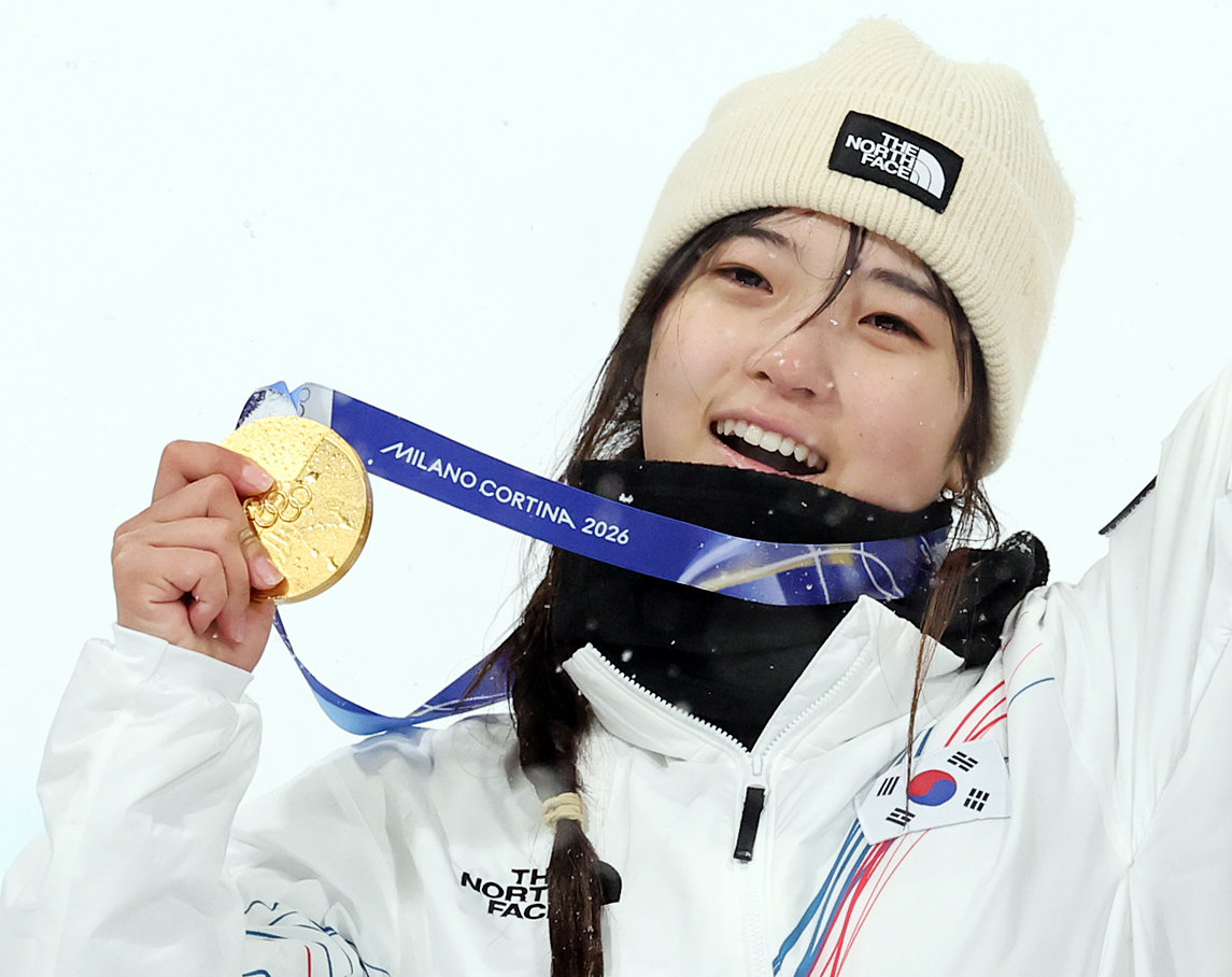 12일(현지시간) 이탈리아 리비뇨 스노파크에서 열린 2026 밀라노·코르티나담페초 동계올림픽 스노보드 여자 하프파이프 결선에서 90.25점을 받아 금메달을 획득한 스노보드 최가온이 기뻐하고 있다. 2026.2.13 ⓒ 뉴스1