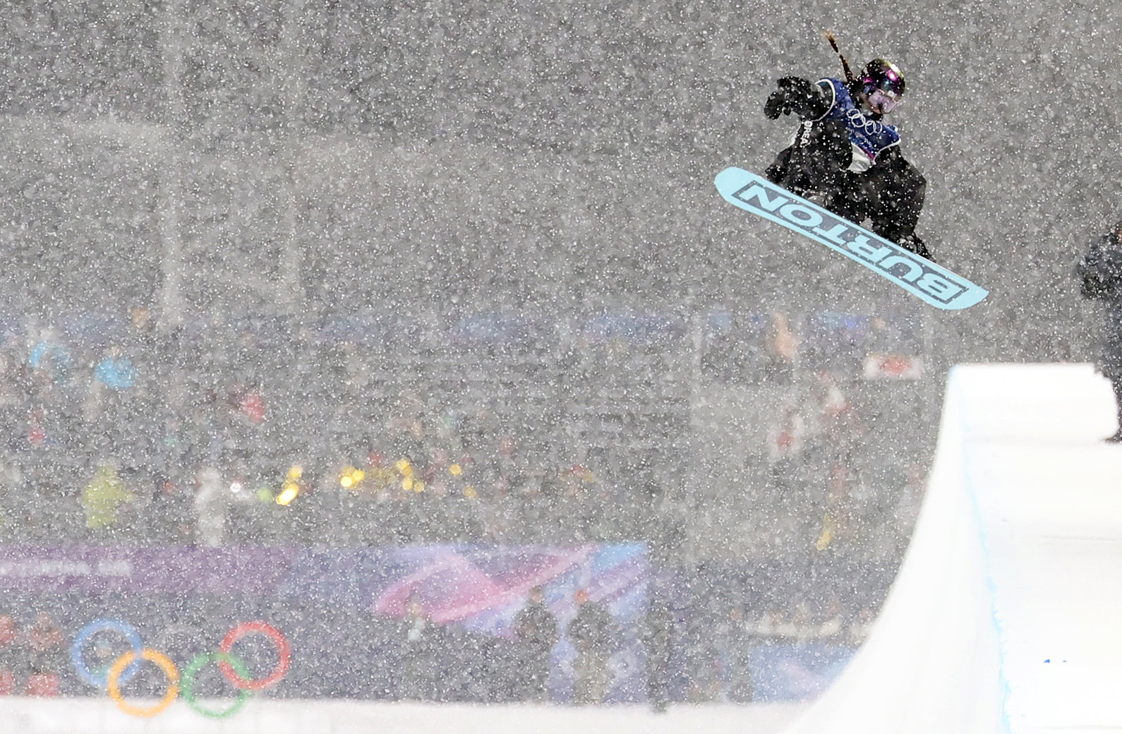 스노보드 최가온이 12일(현지시간) 이탈리아 리비뇨 스노파크에서 열린 2026 밀라노·코르티나담페초 동계올림픽 스노보드 여자 하프파이프 결선 3차전 경기를 펼치고 있다.  2026.2.13 ⓒ 뉴스1