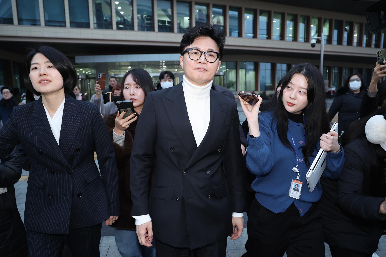 한동훈 전 국민의힘 대표가 13일 서울 여의도 국회 소통관을 나서고 있다. 뉴스1