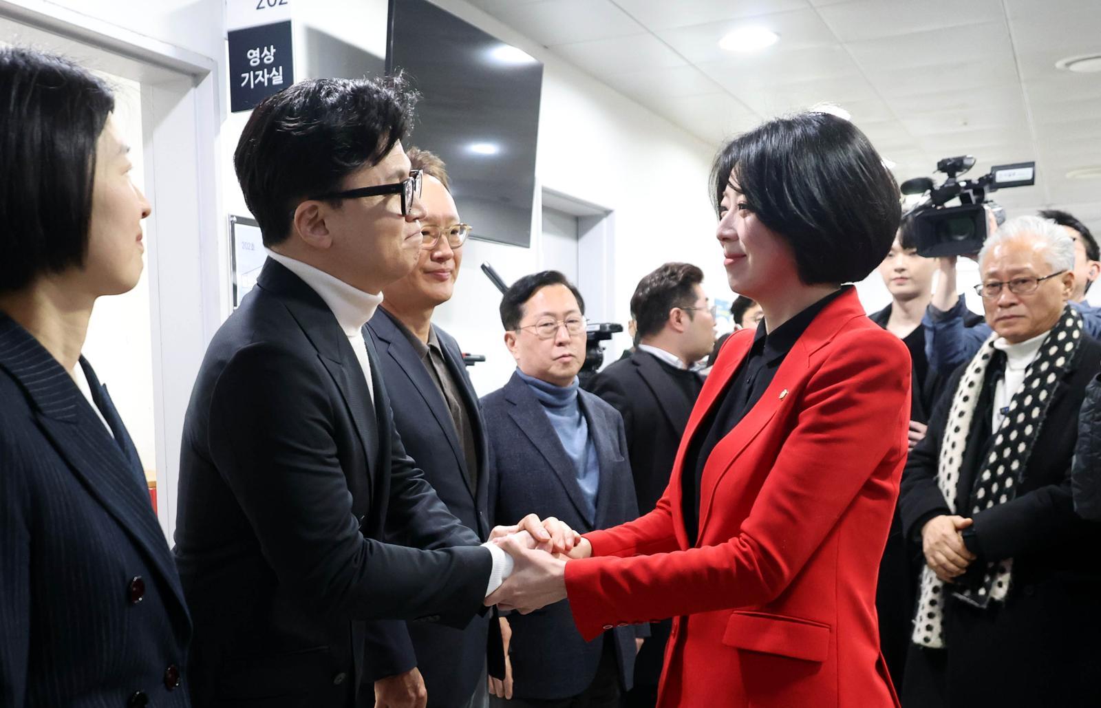 배현진 국민의힘 의원이 13일 오후 서울 여의도 국회 소통관에서 기자회견을 열고, 자신에 대한 국힘 윤리위의 ‘당원권 정지 1년’에 대해 입장 발표를 앞두고 한동훈 전 국민의힘 대표에게 격려를 받고 있다. 2026.02.13. 뉴시스