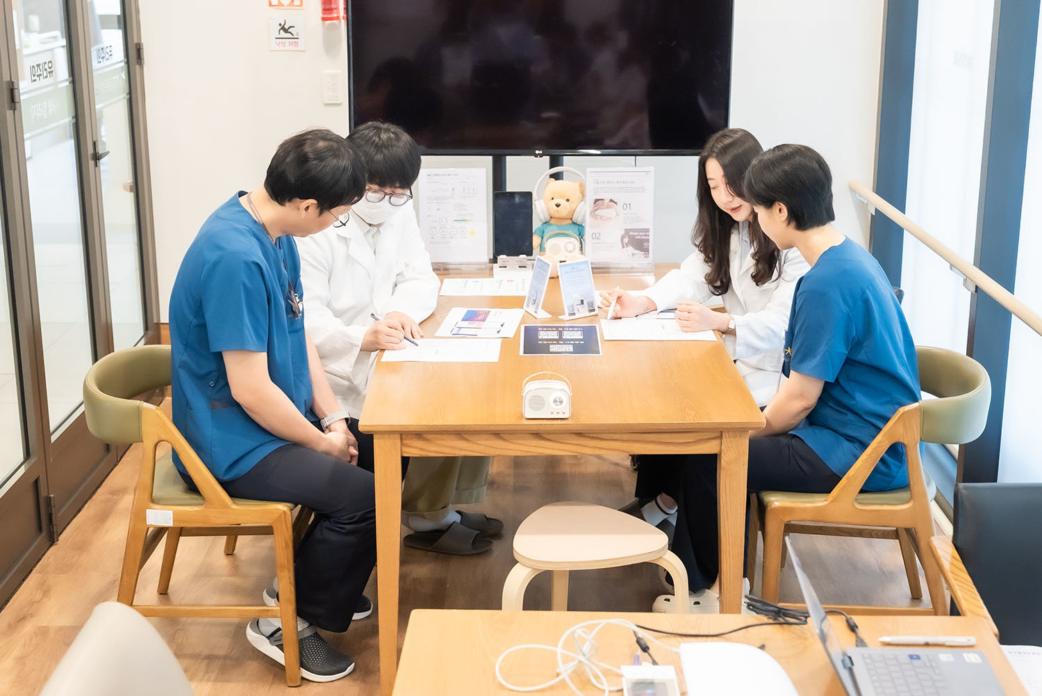 KB 임직원이 스트레스솔루션 힐링비트로 스트레스 상태를 자가 진단하는 모습 / 출처=스트레스솔루션