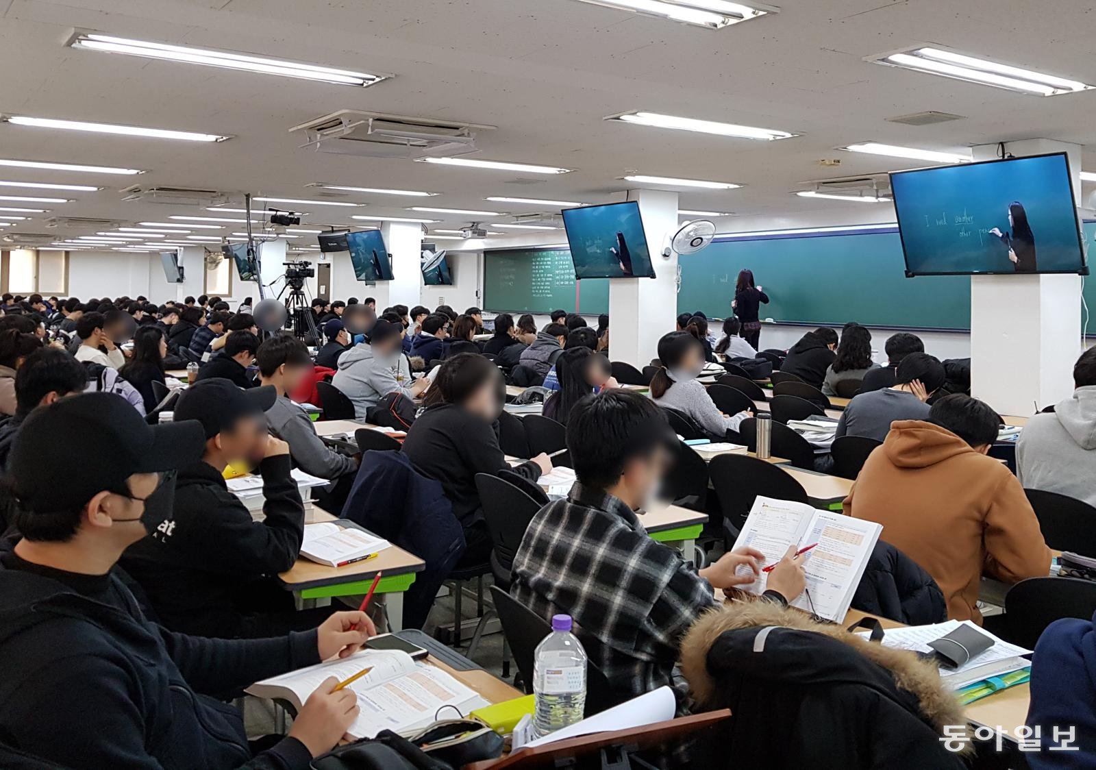 서울 동작구 노량진동의 한 공무원시험 준비 학원에서 학생들이 강의를 듣고 있다. 올 들어 국가직 공무원 공개채용에서 고용노동 직류 채용 인원이 대폭 늘면서 공시생이 이곳으로 몰리고 있다. 동아일보DB