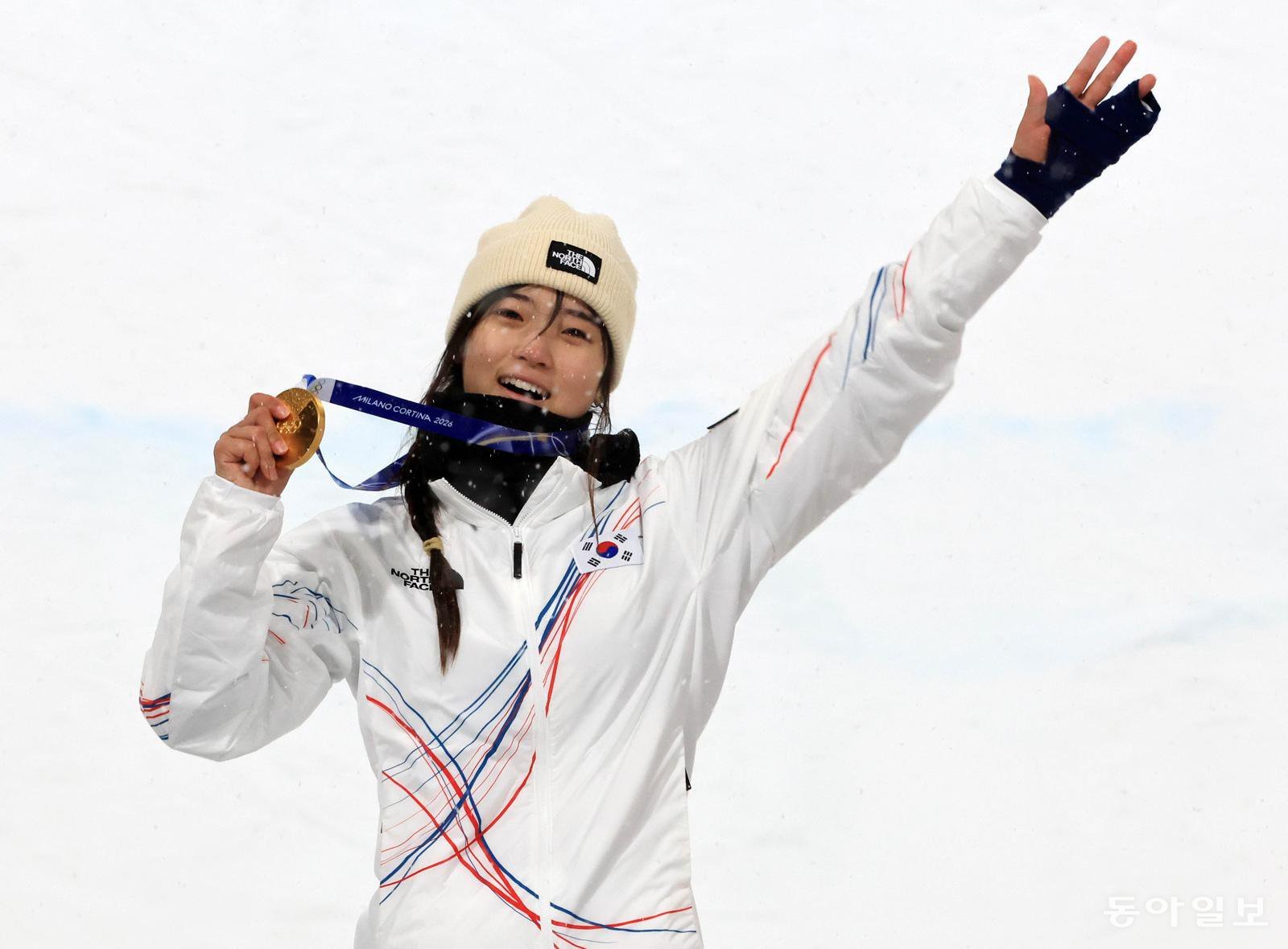 최가온이 13일 열린 2026 밀라노-코르티나담페초 겨울올림픽 스노보드 여자 하프파이프에서 한국 설상 사상 첫 금메달 딴 뒤 기념촬영을 하고 있다. 최가온은 올림픽 직전 훈련 도중 왼쪽 손가락 인대 골절 부상을 당해 반깁스를 한 상태로 경기에 나섰다. 리비뇨=전영한 기자 scoopjyh@donga.com