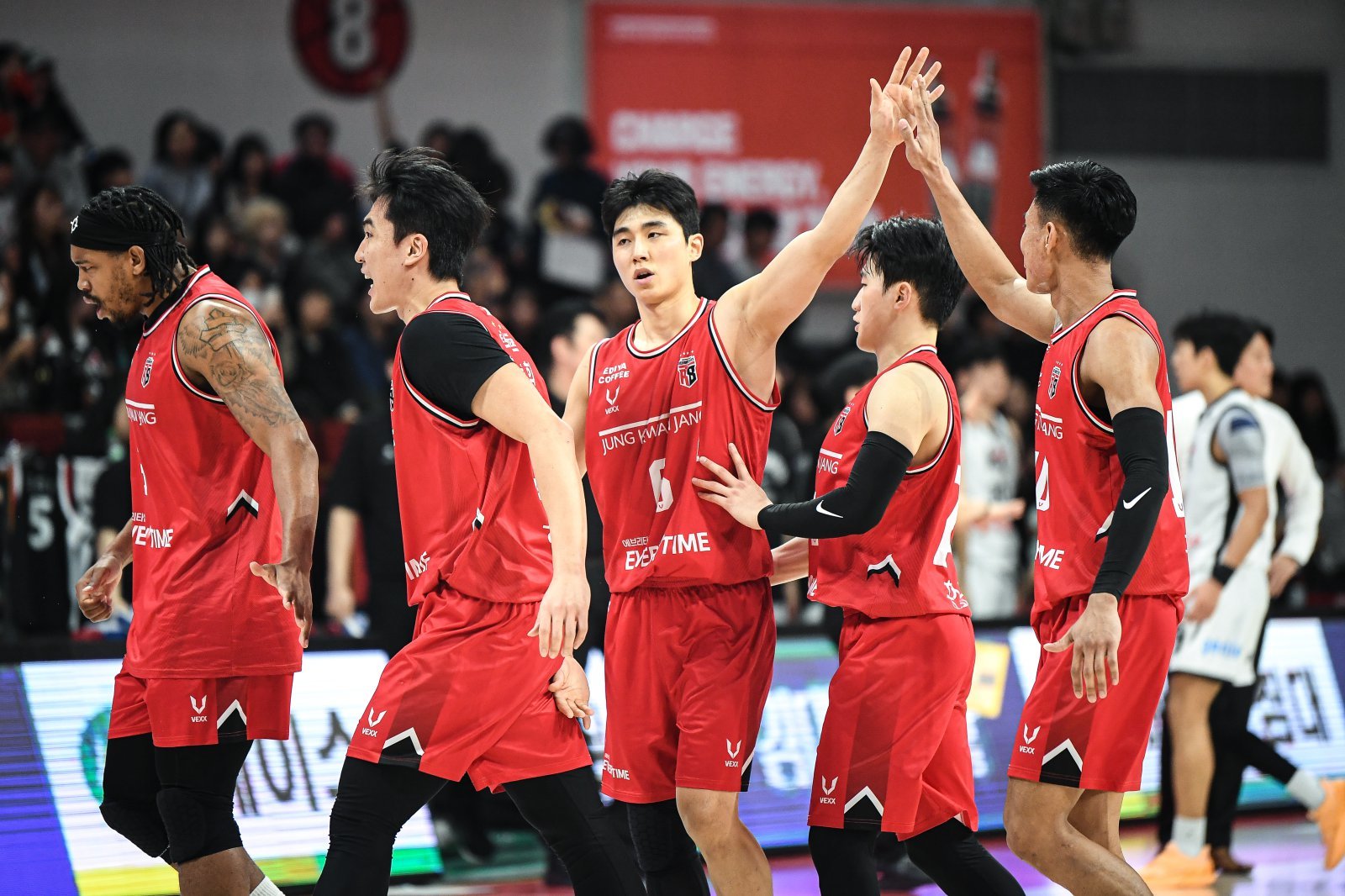 안양 정관장의 박지훈이 13일 수원 KT와 홈 경기에서 승리 후 동료들과 기뻐하고 있다. (KBL 제공)