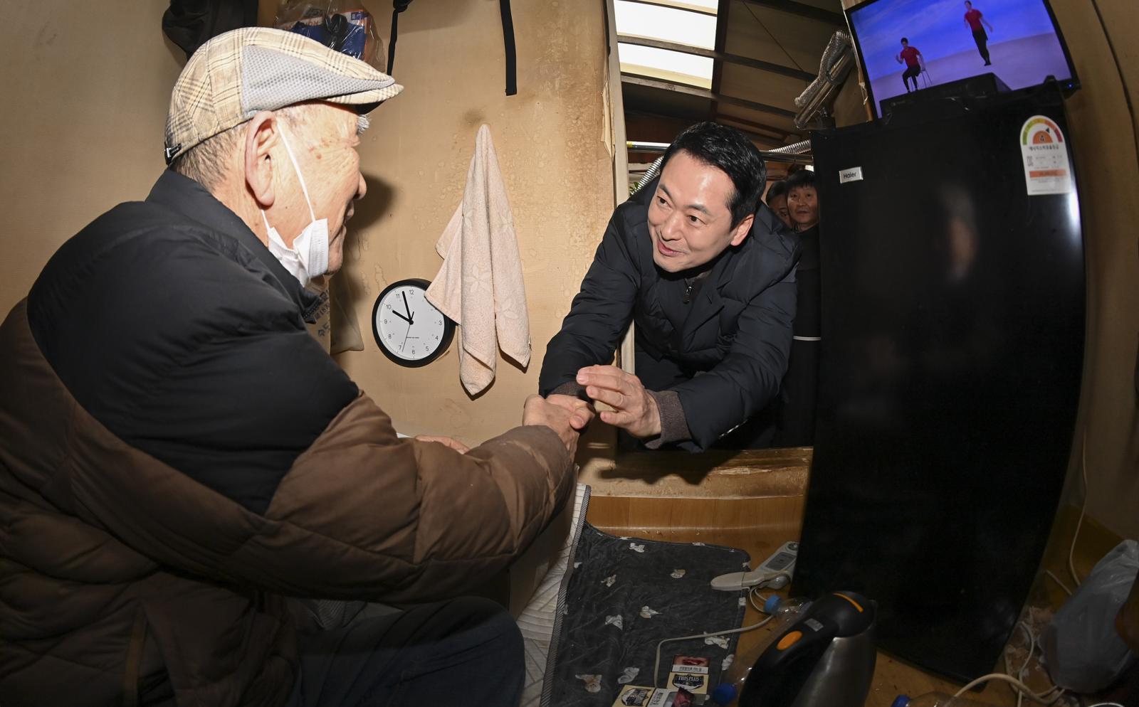 장동혁 국민의힘 대표가 13일 오전 서울 중구 쪽방촌을 찾아 주민에게 설맞이 선물을 전달하고 있다. 2026.02.13. 사진공동취재단