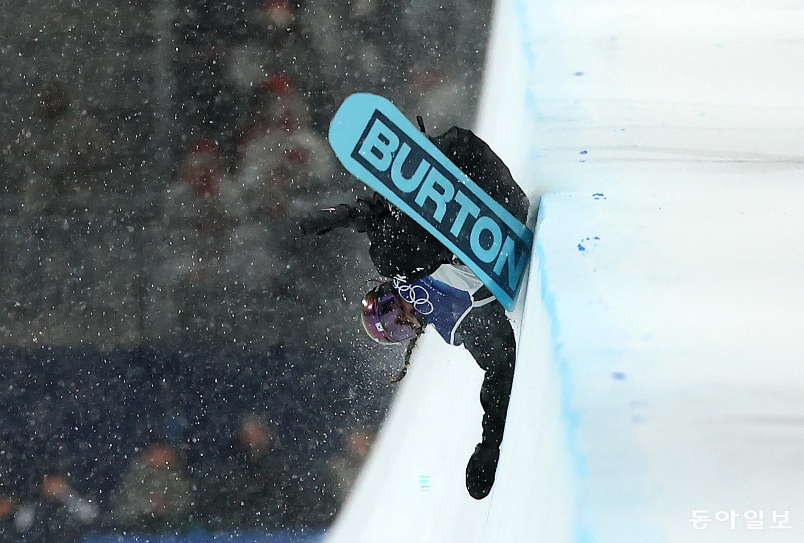 1차 최가온이 13일 리비뇨 스노파크에서 열린 스노보드 하프파이프 결선 1차 시기에서 두 번째 점프인 스위치 백사이드 1080을 시도하던 중 파이프 턱에 보드가 걸려 거꾸로 넘어지고 있다. 리비뇨=전영한 기자 scoopjyh@donga.com
