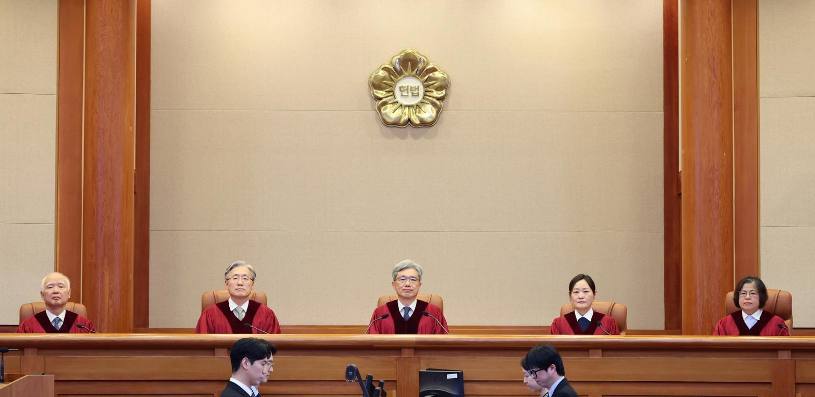 김상환 헌법재판소장을 비롯한 헌법재판관들이 29일 오후 서울 종로구 헌법재판소 대심판정에서 열린 1월 심판사건 선고를 위해 입장해 착석하고 있다. 2026.01.29 [서울=뉴시스]