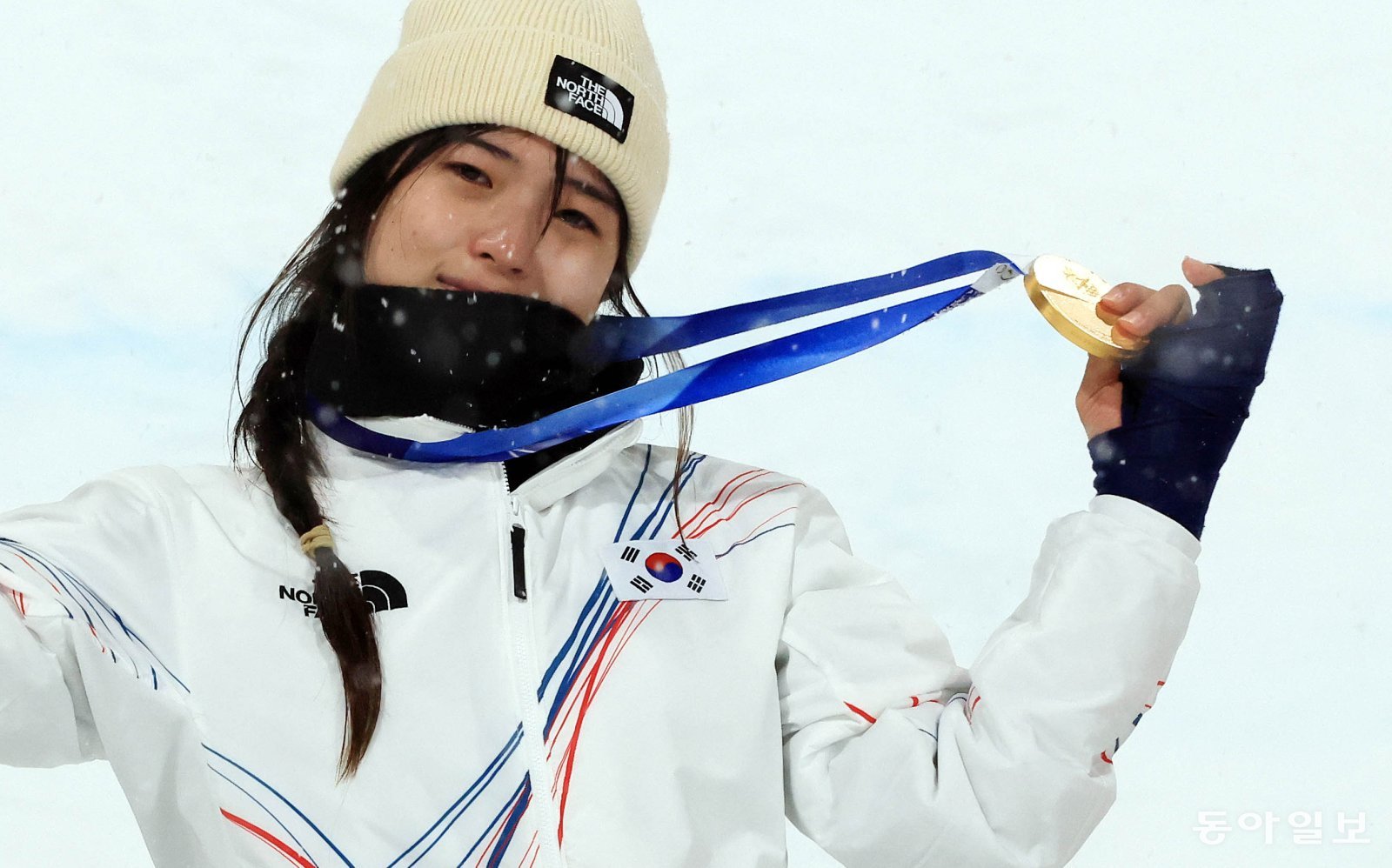 최가온이 13일 열린 2026 밀라노-코르티나담페초 겨울올림픽 스노보드 여자 하프파이프에서 한국 설상 사상 첫 금메달을 딴 뒤 기념 촬영을 하고 있다. 최가온은 올림픽 직전 훈련 도중 왼쪽 손가락 인대 골절 부상을 당해 반깁스를 한 상태로 경기에 나섰다. 리비뇨=전영한 기자 scoopjyh@donga.com