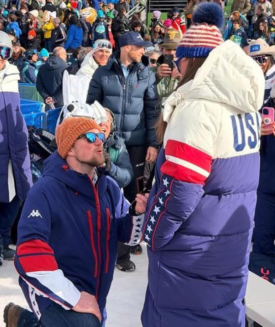 미국 알파인 스키 선수 브리지 존슨의 연인 코너 왓킨스(사진 왼쪽)가 12일 2026 밀라노-코르티나담페초 겨울올림픽 알파인 스키 여자 슈퍼대회전 경기 이후 존슨에게 청혼하고 있다. 사진 출처 브리지 존슨 인스타그램