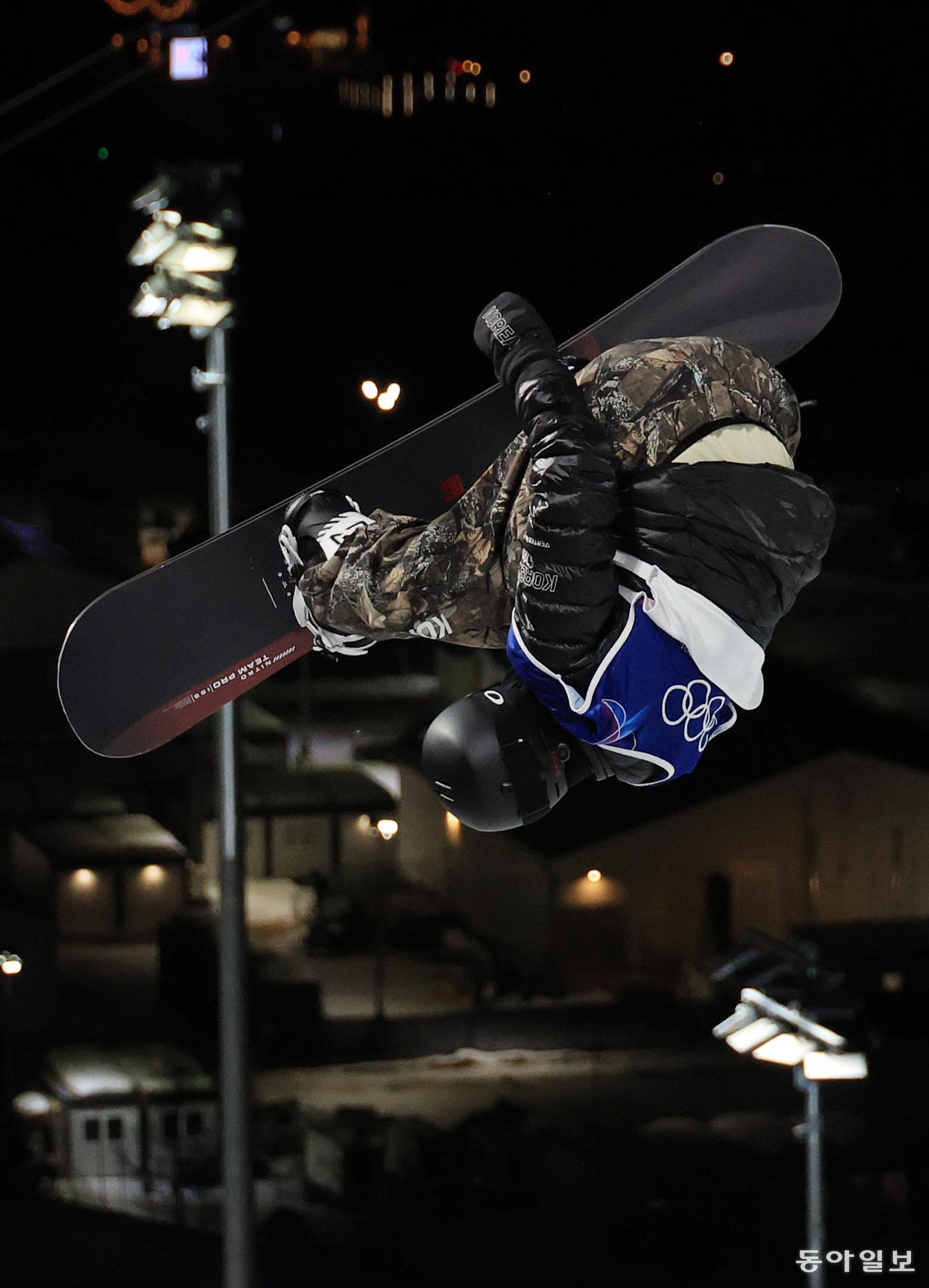 이채운이 14일 이탈리아 리비뇨 스노파크에서 열린 2026 밀라노·코르티나담페초 동계올림픽 스노보드 남자 하프파이프 결선 경기에서 공중동작을 선보이고 있다. 리비뇨=전영한 기자 scoopjyh@donga.com