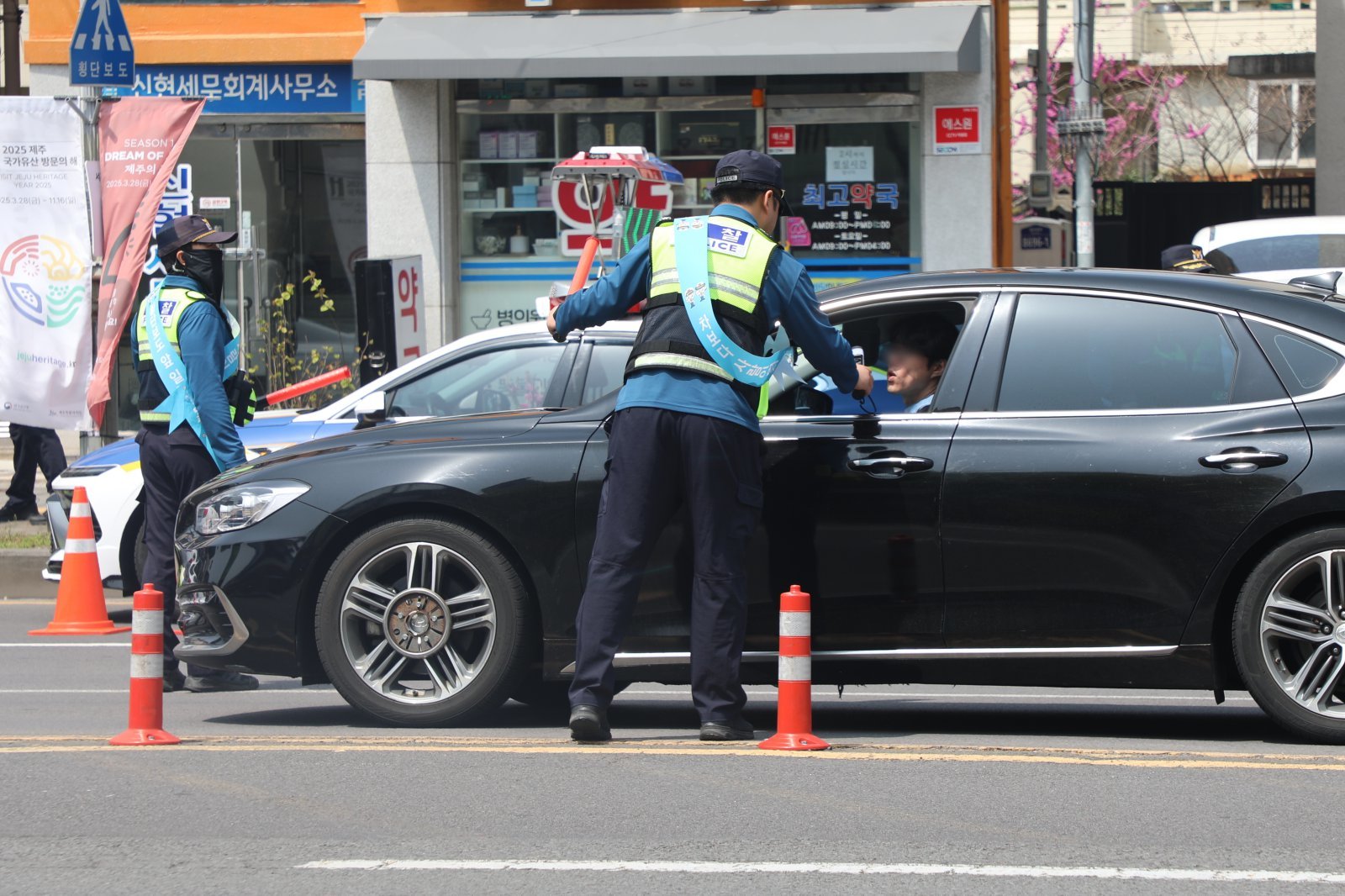 10일 오후 제주 서귀포시 1호광장 인근 도로에서 음주운전 단속이 진행되고 있다. 이날 서귀포경찰서와 제주자치경찰단 55명은 로터리 주변 도로 7곳에서 단속을 진행했다. 2025.4.10 ⓒ 뉴스1