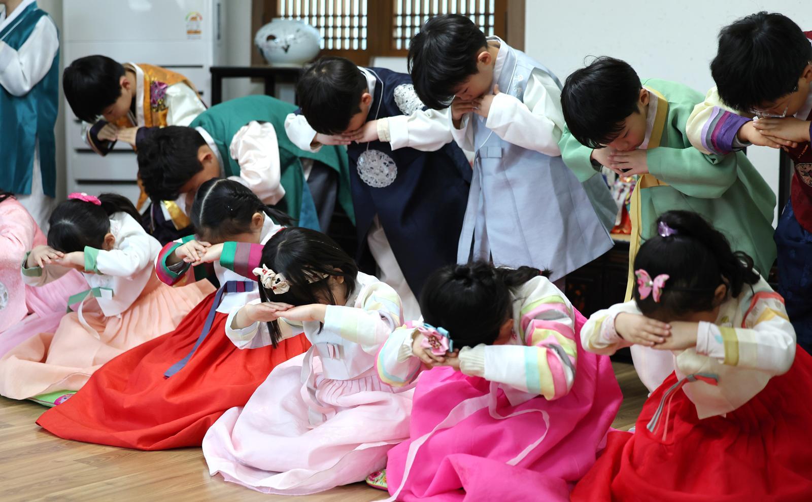 설 연휴를 앞둔 12일 대구 북구 대원유치원에서 열린 설 명절 전통놀이 체험행사에서 원생들이 세배 예절을 배우고 있다. 2026.02.12. [대구=뉴시스]