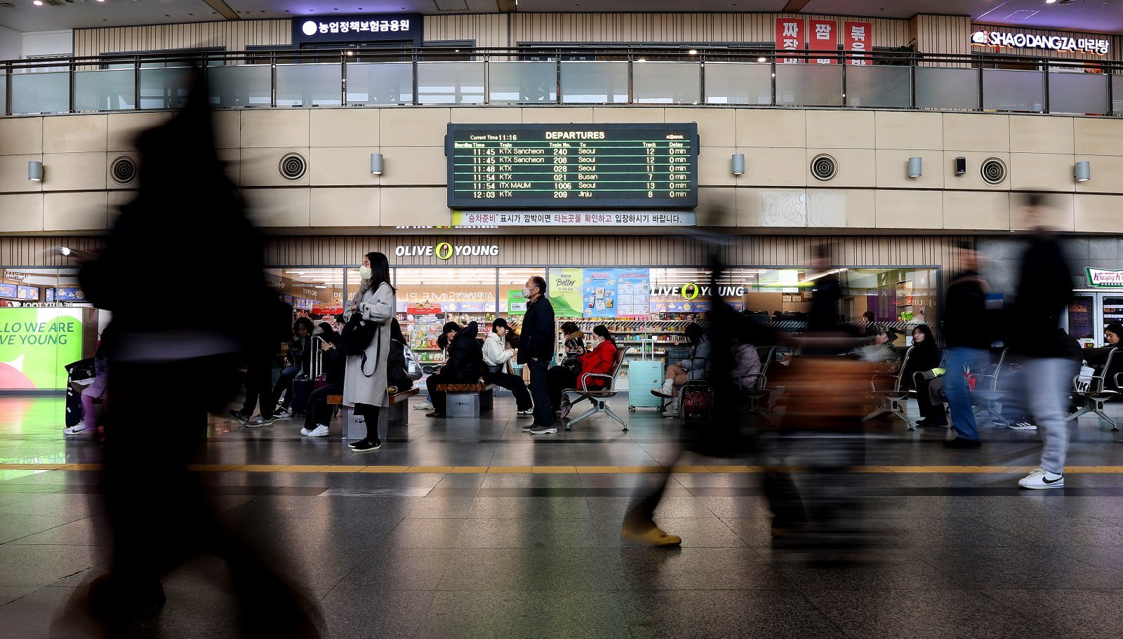 설 연휴를 하루 앞둔 13일 대구 동구 동대구역 대합실에서 귀성객들이 열차를 기다리고 있다. 2026.02.13. [대구=뉴시스]