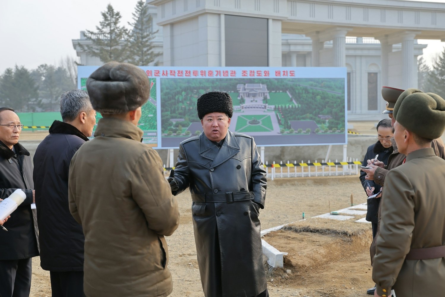북한 노동당 기관지 노동신문은 14일 “김정은 동지께서 2월 13일 해외군사작전 전투위훈기념관 건설 사업을 현지에서 지도했다＂고 보도했다. 현장에는 주창일 당 중앙위원회 부장과 건설에 동원된 군부대지휘관들 등이 동행했다. (평양 노동신문=뉴스1)