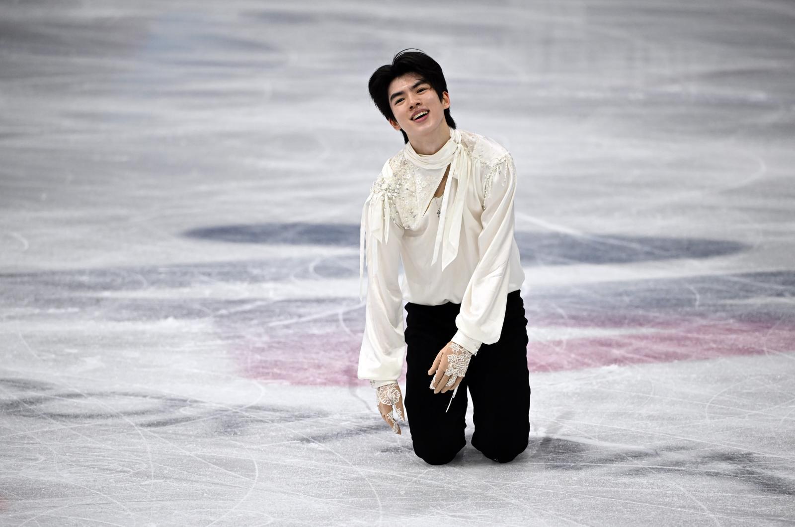 차준환이 14일 이탈리아 밀라노 아이스 스케이팅 아레나에서 열린 피겨스케이팅 남자 싱글 프리스케이팅 경기를 마친 뒤 빙판에 그대로 앉아 감정을 삼키고 있다. 밀라노사진공동취재단