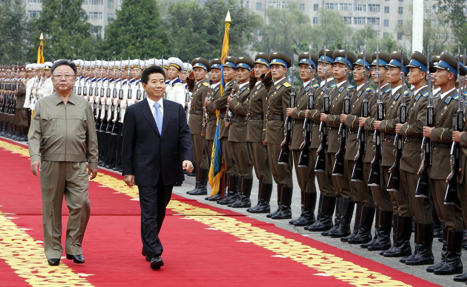 노무현 대통령(오른쪽)과 북한 김정일 국방위원장이 2007년 10월 2일 낮 평양 4·25문화회관 앞 광장에서 열린 공식 환영식에서 나란히 걸으며 의장대를 사열하고 있다. 평양=청와대 사진기자단