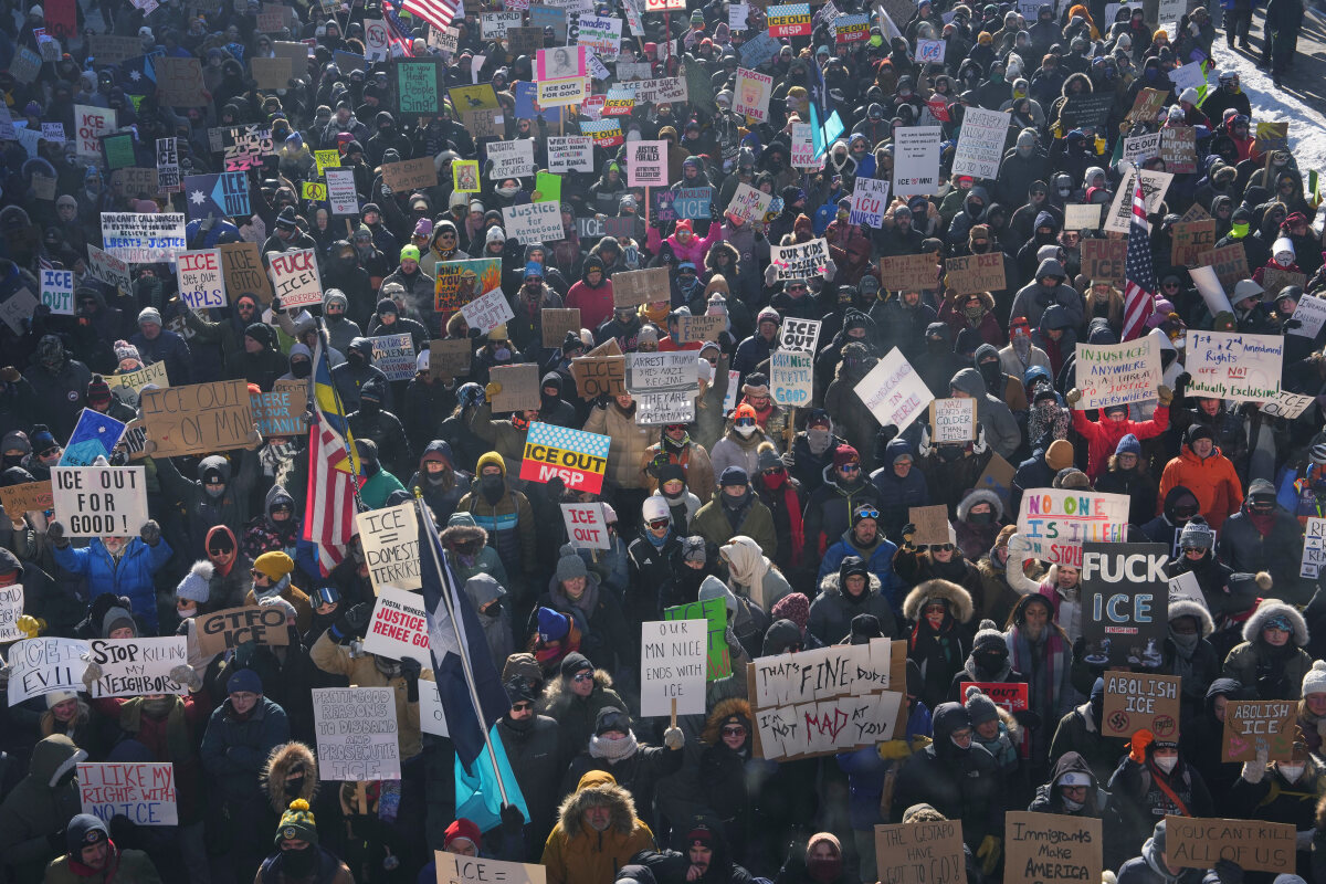 1월 25일 미국 미네소타주 미니애폴리스에서 시민들이 이민세관단속국(ICE) 총격으로 알렉스 프레티가 사망한 것에 항의하고 있다. 뉴시스