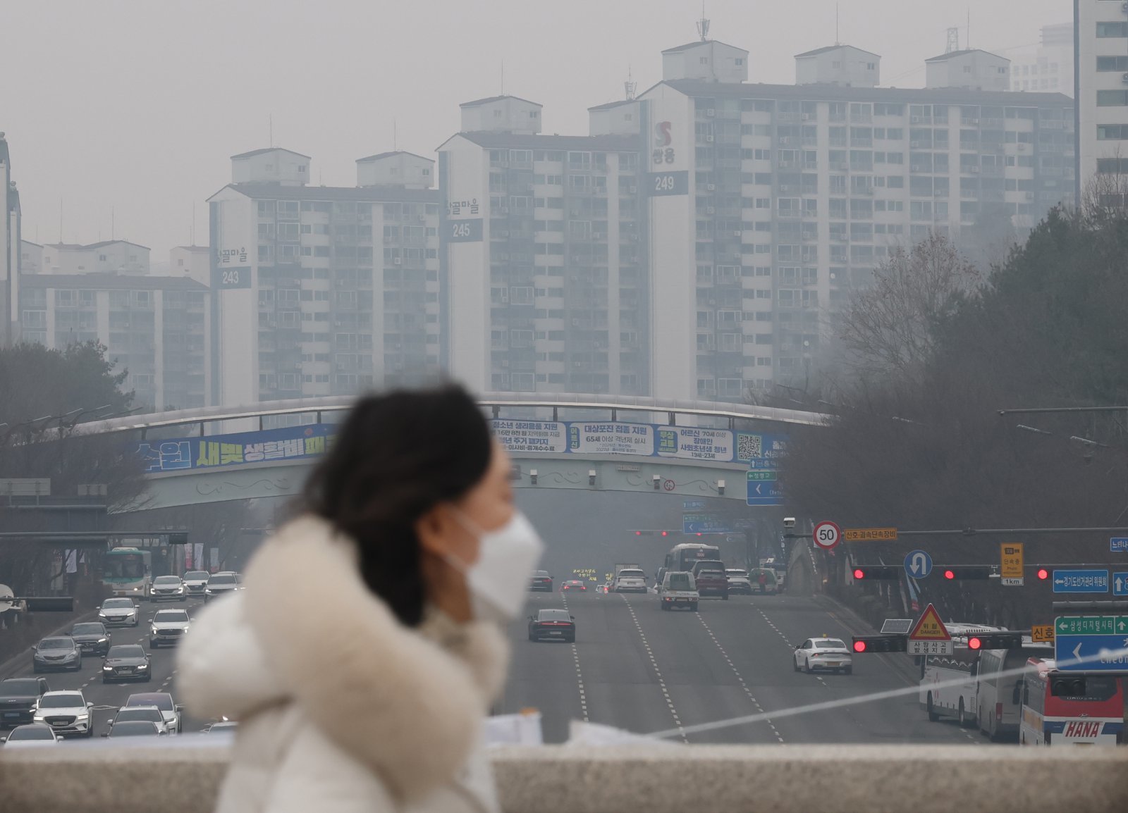 경기도 전역에 올해 첫 고농도 미세먼지 비상저감조치가 내려진 13일 경기 수원시 영통구 일대가 안개와 미세먼지로 인해 뿌연 모습을 보이고 있다. 2026.2.13 ⓒ 뉴스1