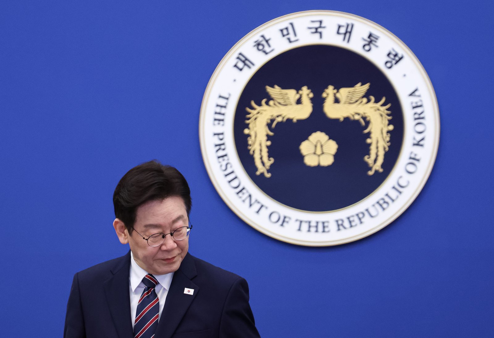 이재명 대통령이 12일 청와대에서 열린 수석보좌관회의에서 자리에 착석하고 있다. 2026.2.12 ⓒ 뉴스1