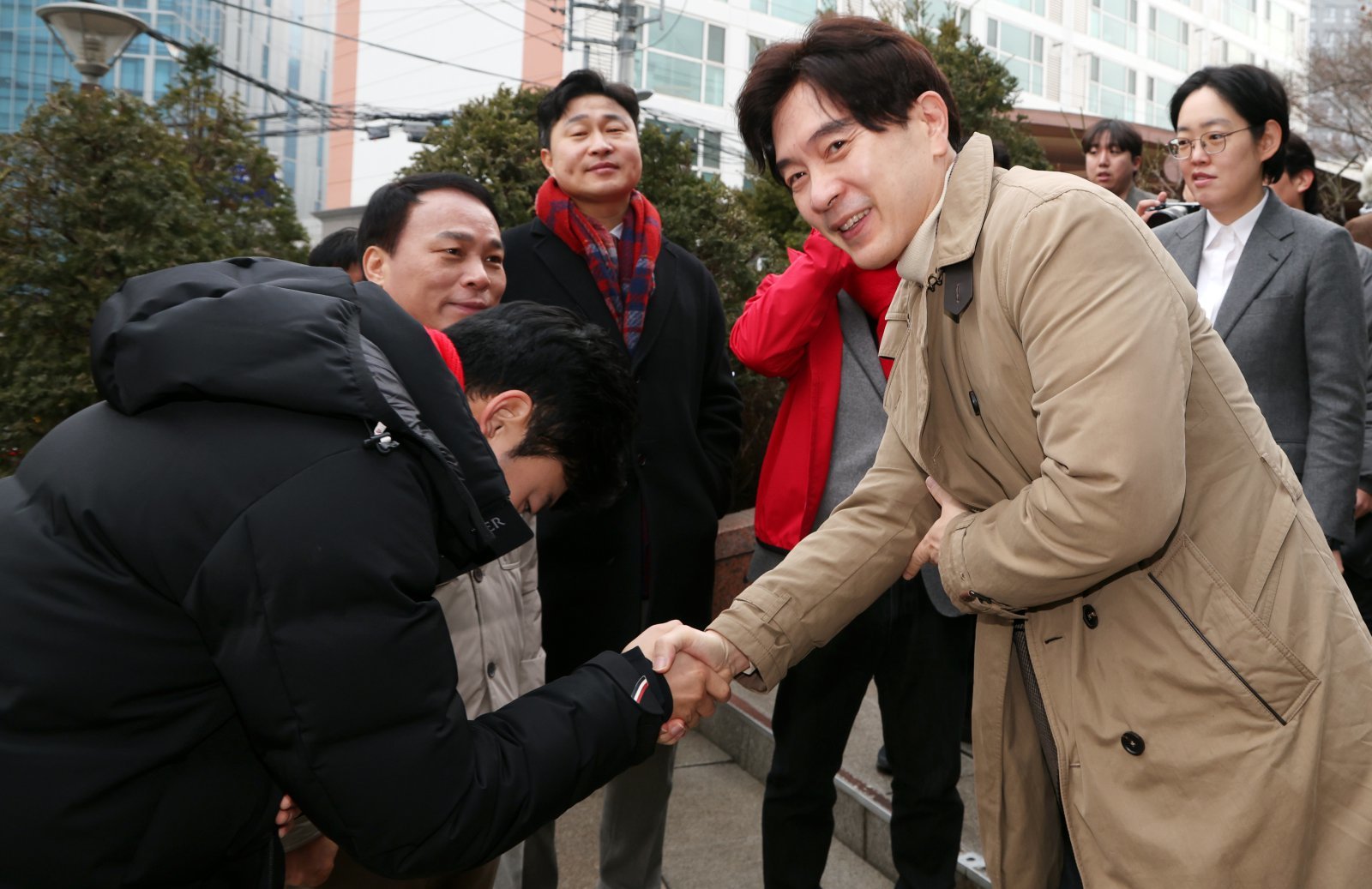 박성훈 국민의힘 원내 수석대변인과 박대현 국민의힘 강원특별자치도의회 원내대변인이 13일 오전 서울 중구 중림종합사회복지관에서 설맞이 봉사활동에서 인사를 하고 있다. 2026.2.13 ⓒ 뉴스1