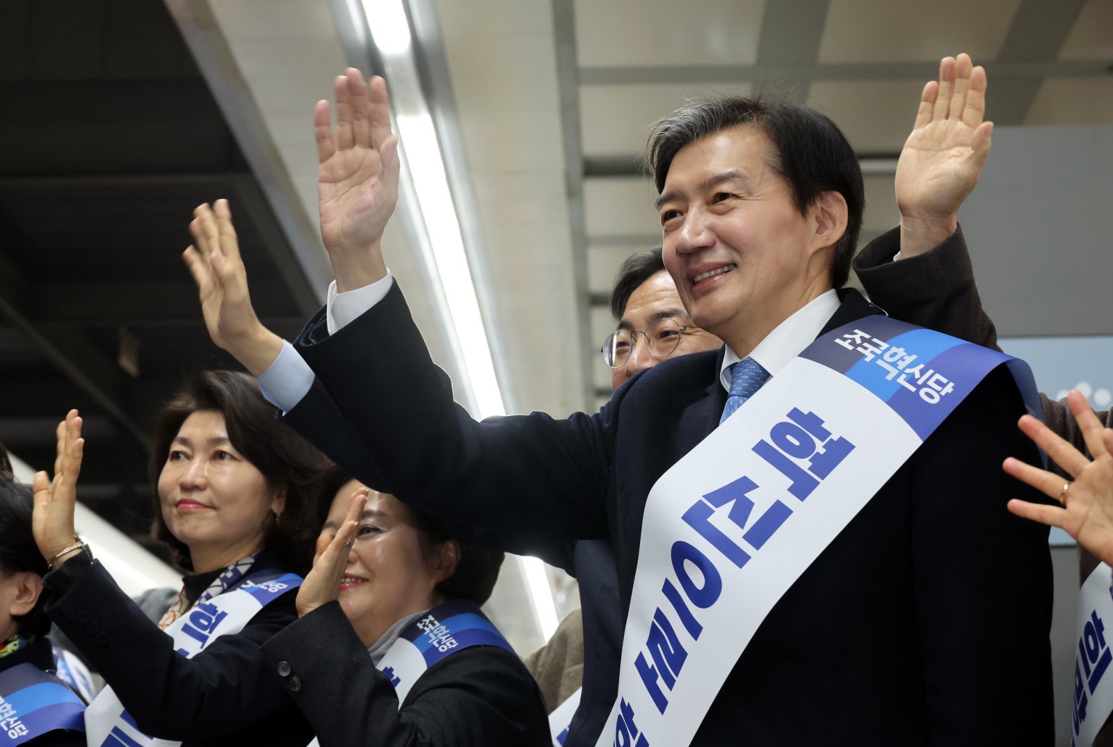 조국 조국혁신당 대표가 13일 오전 서울 용산구 용산역에서 설 명절 귀성 열차를 향해 손을 흔들고 있다. 2026.02.13. [서울=뉴시스]