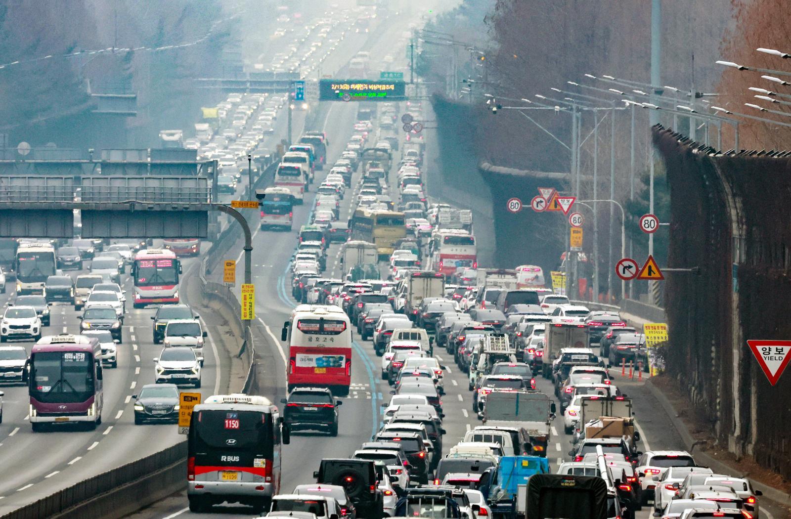 설 연휴를 하루 앞둔 13일 서울 서초구 잠원IC 인근 경부고속도로 하행선이 정체를 빚고 있다.2026.2.13 ⓒ 뉴스1 이호윤 기자