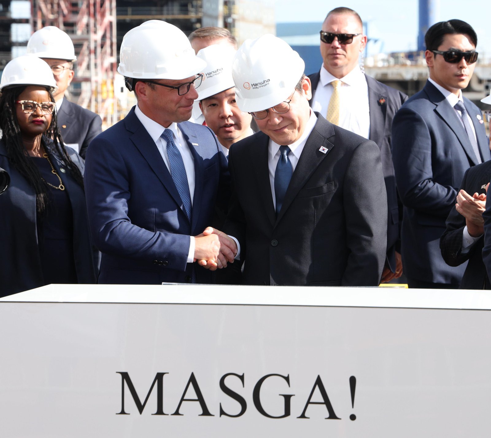 이재명 대통령이 26일(현지 시간) 필라델피아 한화 필리조선소를 방문해 방명록에 서명한 뒤 조시 샤피로 펜실베니아 주지사와 악수하고 있다. 2025.08.27. [필라델피아=뉴시스]