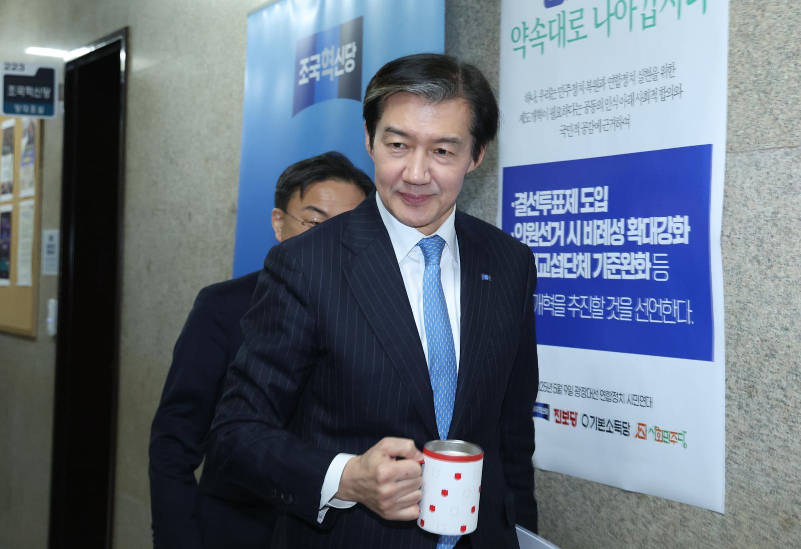 조국 조국혁신당 대표가 13일 서울 여의도 국회에서 열린 비공개 당무위원회에 참석하고 있다. 뉴스1