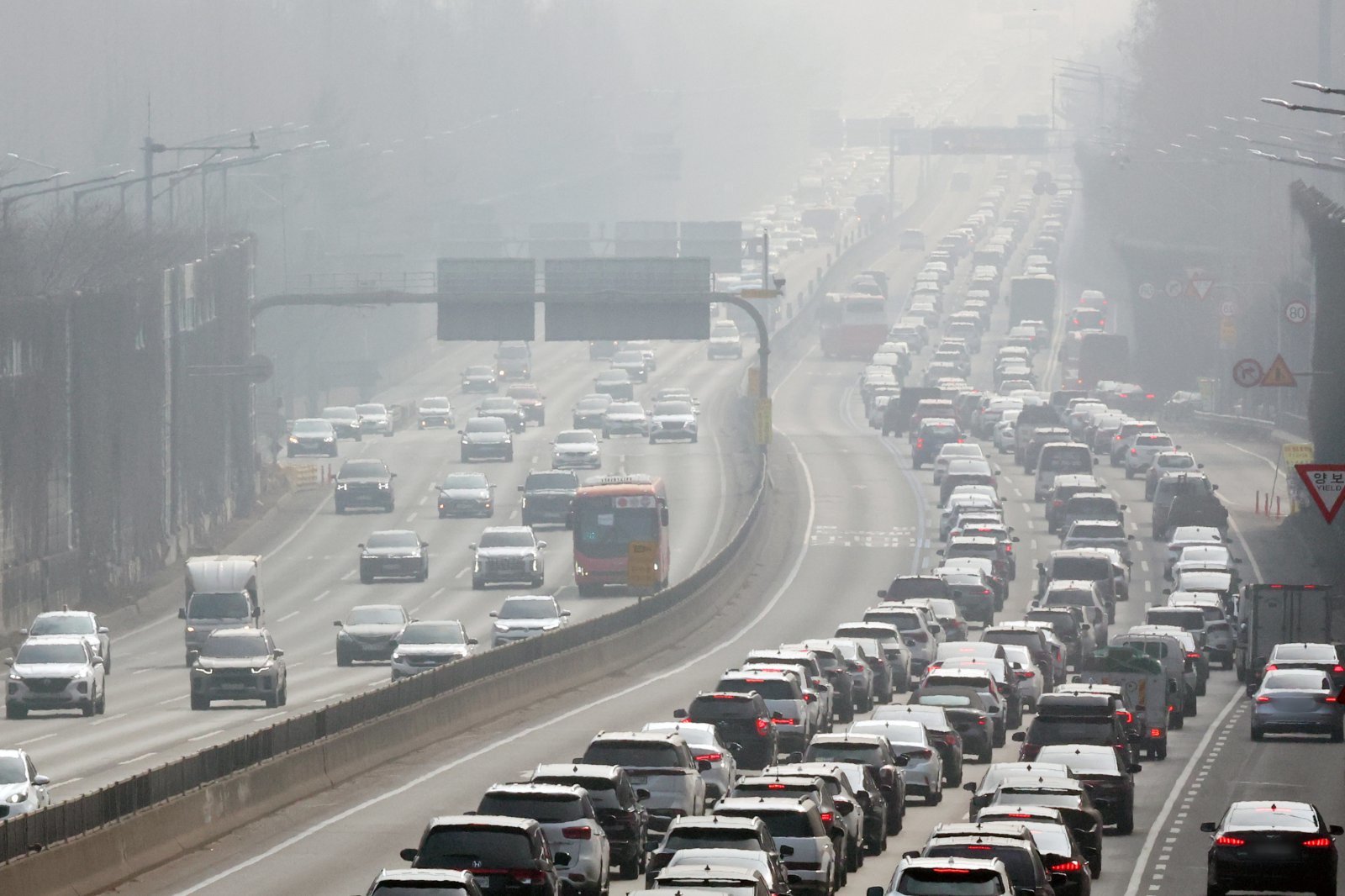 설 연휴가 시작된 14일 오후 서울 서초구 잠원IC 인근 경부고속도로 하행선(오른쪽)이 정체를 빚고 있다. 2026.02.14 뉴시스