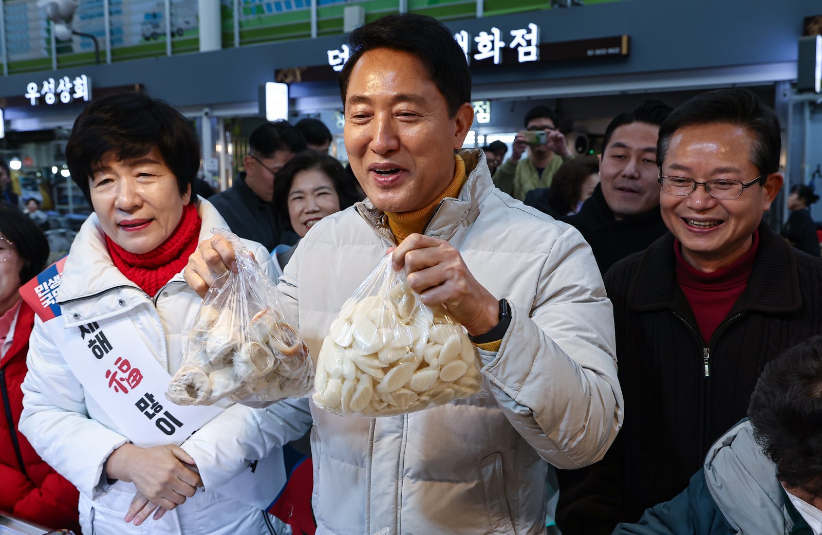 오세훈 서울시장이 설 연휴 첫날인 14일 서울 영등포전통시장을 찾아 떡을 구입하고 있다. 2026.2.14 뉴스1