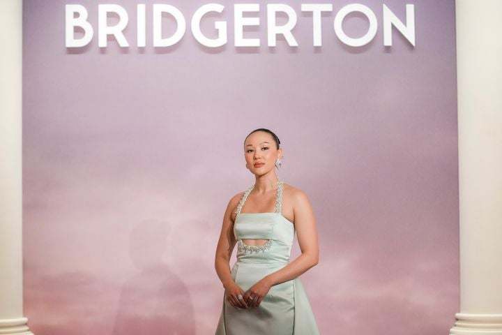 배우 하예린이 14일(현지시간) 프랑스 파리에서 열린 넷플릭스 드라마 ‘브리저튼’ 시즌 4 월드 프리미어 행사에 참석해 포토타임을 갖고 있다. 한국계 호주 배우인 하예린은 시즌 4에서 주인공 소피 백을 연기했으며 원로 배우 손숙의 외손녀이기도 하다. 2026.01.15 파리=AP 뉴시스