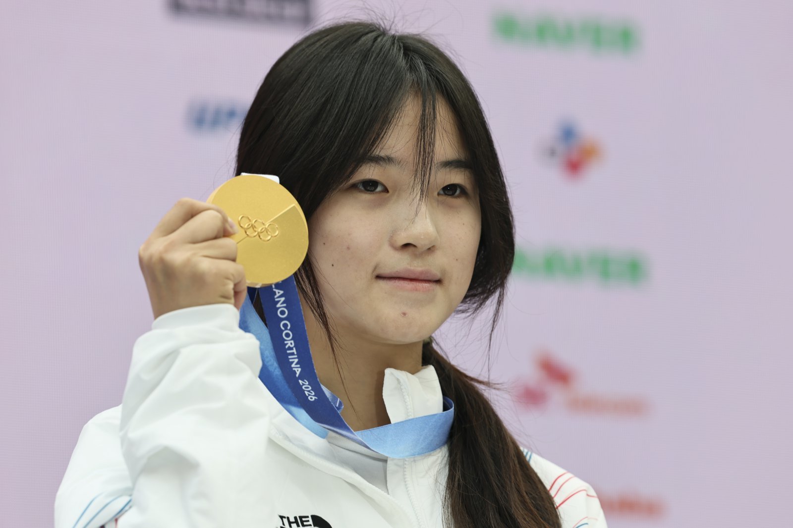 스노보드 하프파이프 금메달리스트 최가온이 14일(현지 시간) 이탈리아 밀라노 코리아하우스에서 열린 기자회견을 마치고 기념촬영을 하고 있다. 2026.02.14 밀라노=뉴시스