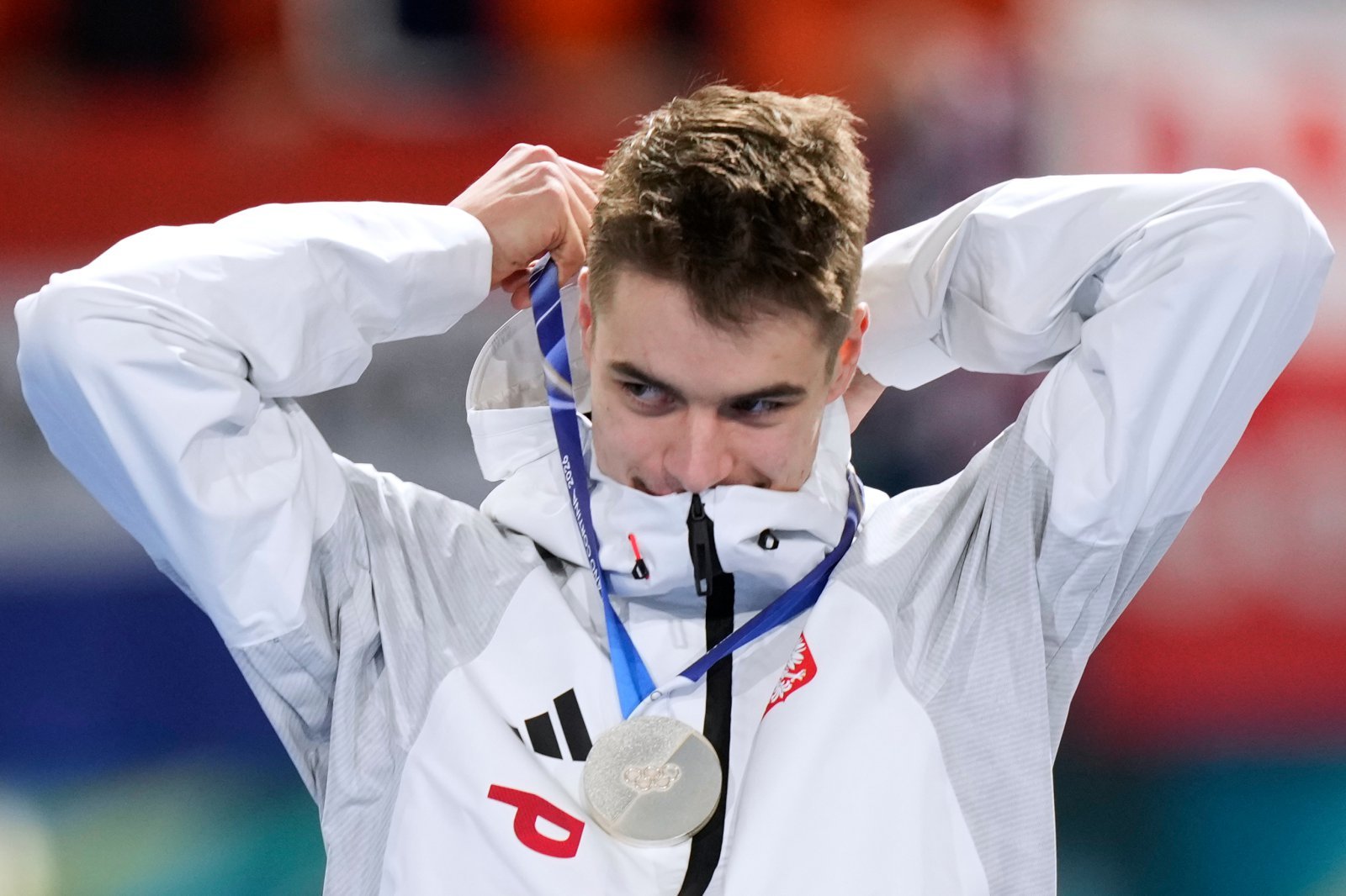 폴란드로 귀화한 러시아 출신 스피드스케이팅 선수 블라디미르 세미룬니이(24)가 14일(한국시간) 이탈리아 밀라노 스피드스케이팅 스타디움에서 열린 2026 밀라노·코르티나담페초 동계올림픽 스피드스케이팅 남자 1만m에서 12분39초08로 은메달을 획득했다. 밀라노=AP 뉴시스