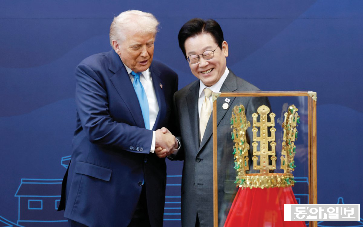 이재명 대통령(오른쪽)이 10월 29일 경북 국립경주박물관에서 도널드 트럼프 미국 대통령에게 천마총 금관 모형을 선물했다. 뉴시스