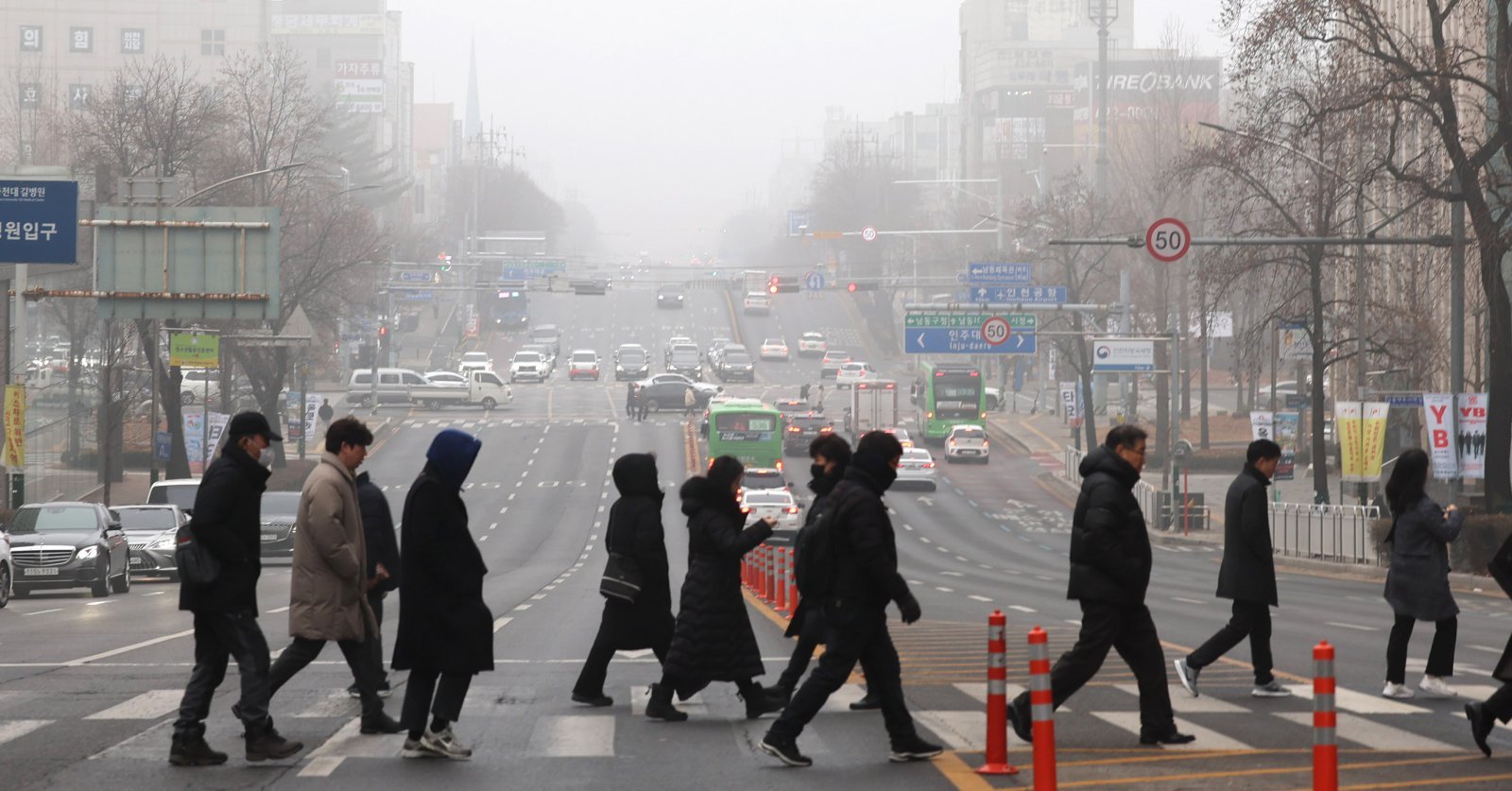 짙은 안개와 함께 전국 곳곳의 초미세먼지 농도가 나쁨 수준을 보인 16일 오전 인천 남동구 구월동에서 바라본 도심이 뿌옇게 보이고 있다.   2026.01.16 뉴시스