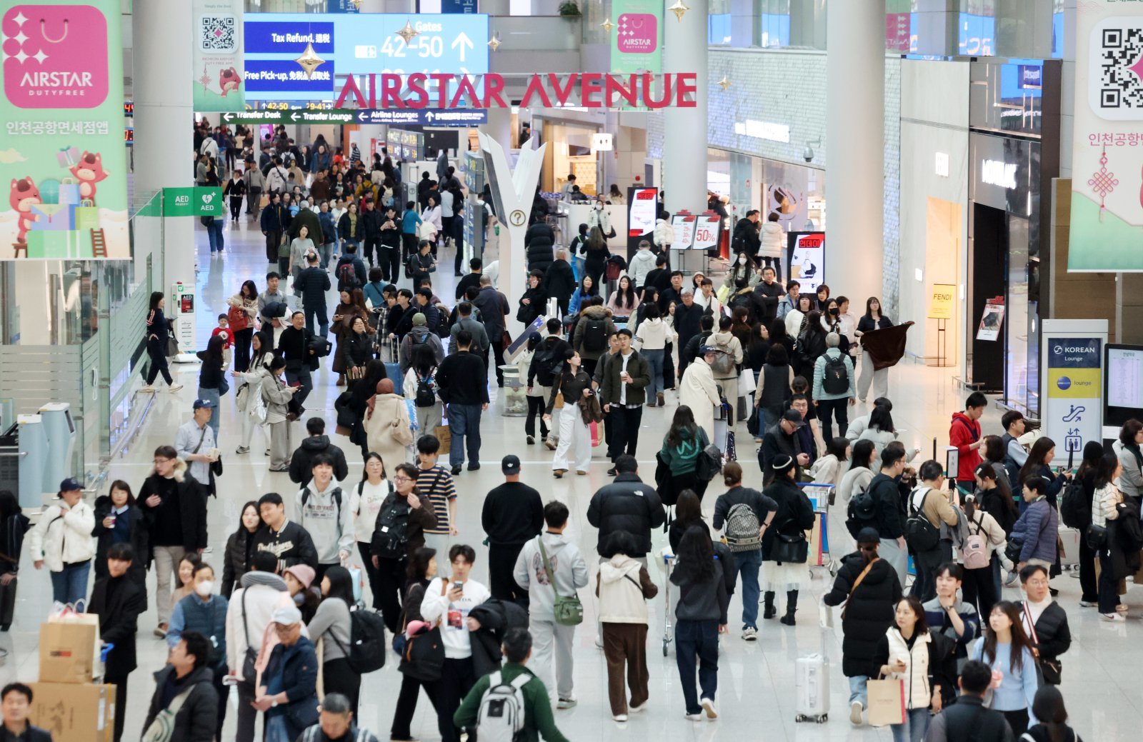 설 연휴가 시작된 14일 오전 인천국제공항 제1여객터미널 면세구역이 이용객들로 북적이고 있다. 2026.02.14 인천공항=뉴시스
