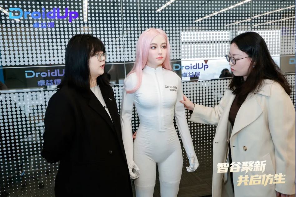 인간의 외형은 물론 체온까지 그대로 재현한 초현실적 휴머노이드 서비스 로봇이 공개돼 화제와 논란을 동시에 낳고 있다. ‘DroidUP’ 공식 위챗 캡처