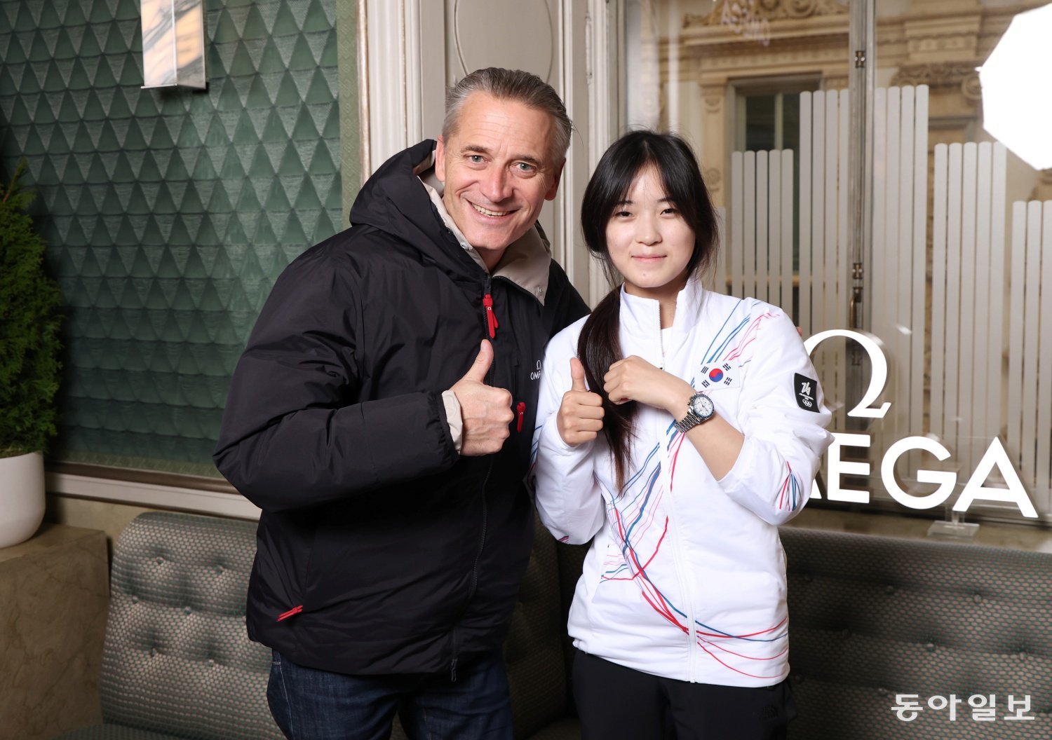 레이날드 애슐리만 오메가 회장 겸 최고경영자(CEO·왼쪽)에게 기념 시걔를 받은 뒤 기념 사진을 남긴 최가온. 오메가 제공