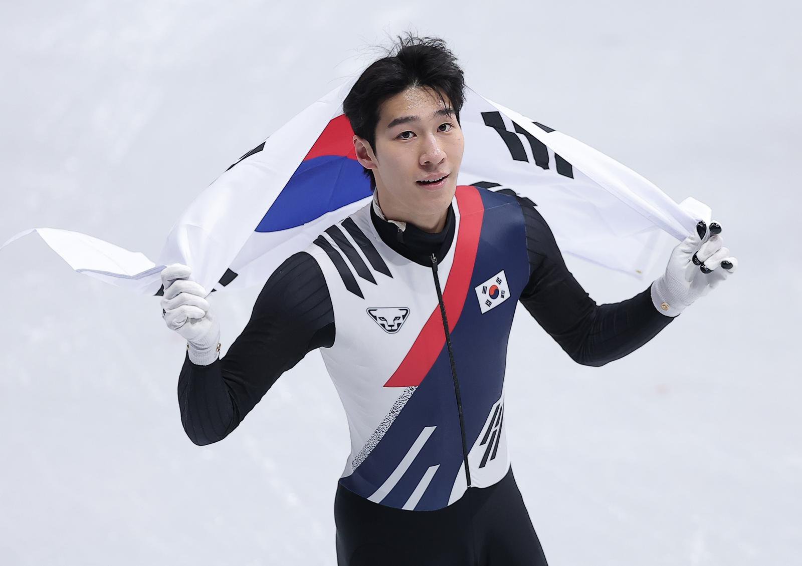 [속보]‘맏형’ 황대헌, 쇼트트랙 남자 1500m 은메달…한국 5번째 메달