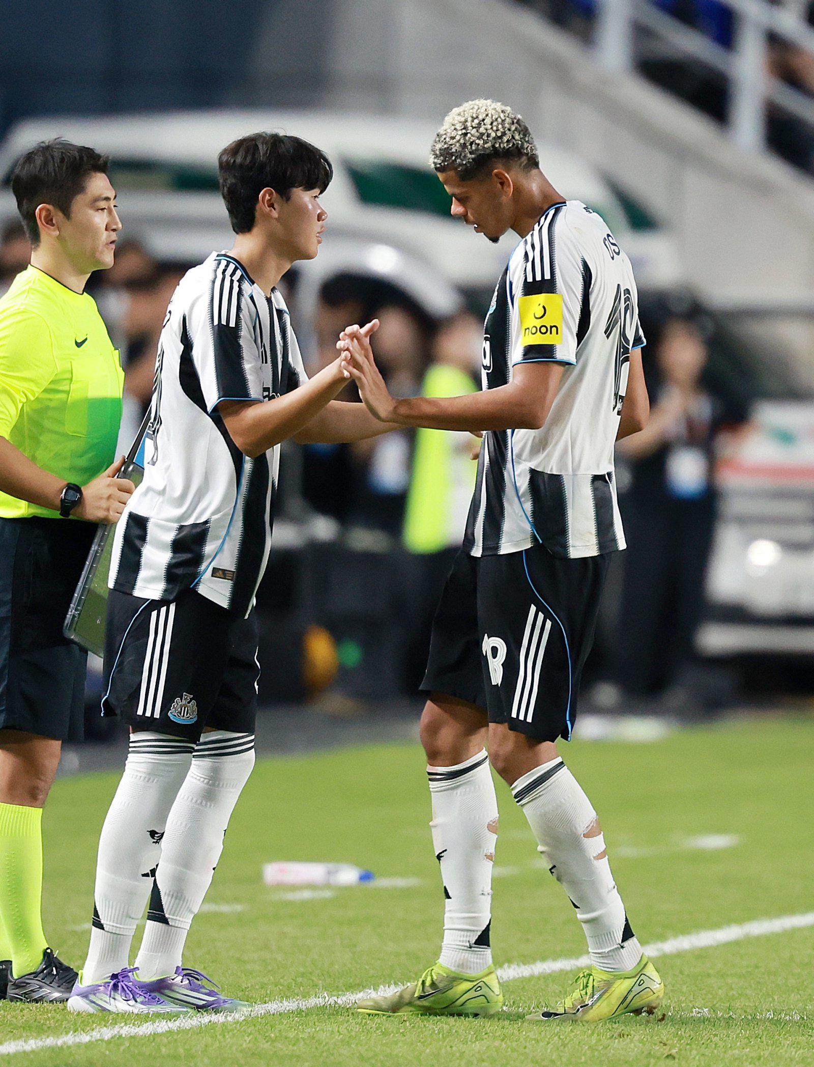 30일 오후 경기 수원시 팔달구 수원월드컵경기장에서 열린 2025 쿠팡플레이 시리즈 뉴캐슬 유나이티드와 팀 K리그의 경기, 뉴캐슬 박승수가 윌리엄 오슬라와 교체 투입되고 있다. 2025.07.30. [수원=뉴시스]