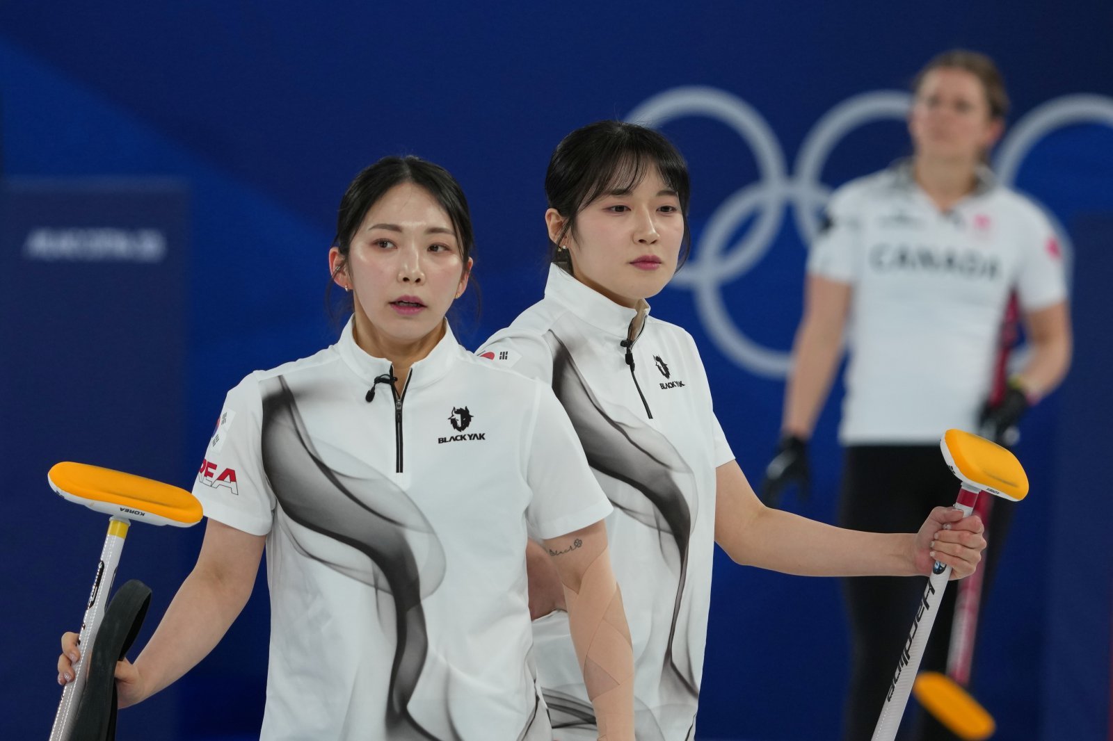 한국 여자 컬링 대표팀(경기도청) 김수지와 설예은이 13일(현지 시간) 이탈리아 코르티나담페초의 코르티나 컬링 올림픽 스타디움에서 열린 2026 밀라노·코르티나 동계올림픽 컬링 라운드로빈 3차전 영국과 경기하고 있다. 한국이 9-3으로 승리하며 2승1패를 기록했다. 2026.02.14.[코르티나담페초=AP/뉴시스]