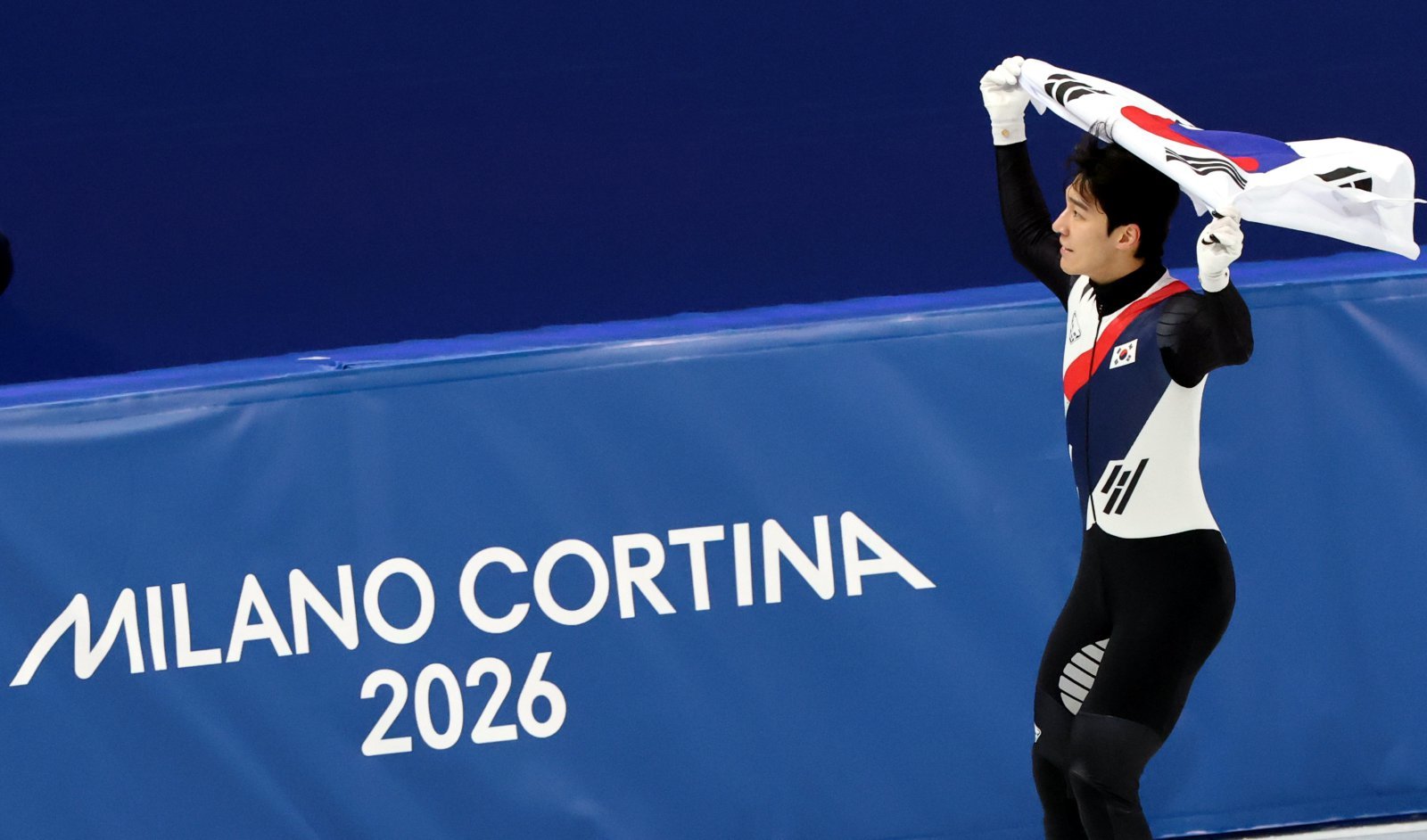 14일 (현지 시간) 이탈리아 밀라노 아이스 스케이팅 아레나 경기장에서 열린 2026 밀라노·코르티나담페초 동계올림픽 쇼트트랙 남자 1500m 결승에서 은메달을 획득한 황대헌이 태극기를 두르고 기뻐하고 있다. 2026.02.15. [밀라노=뉴시스]