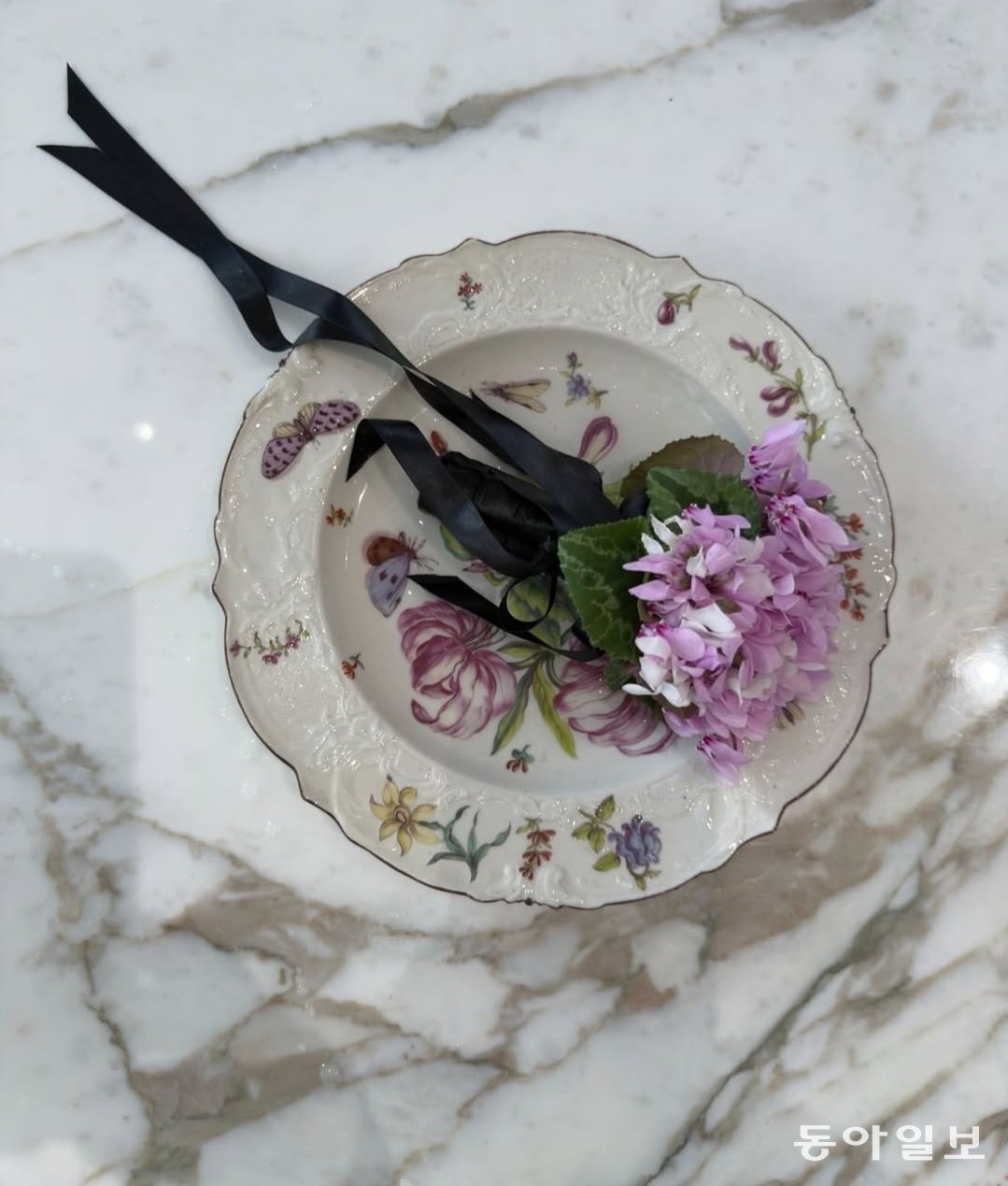 존 갈리아노가 조나단 앤더슨에게 건넸던 시클라멘 한 다발. 조나단 앤더슨 인스타그램