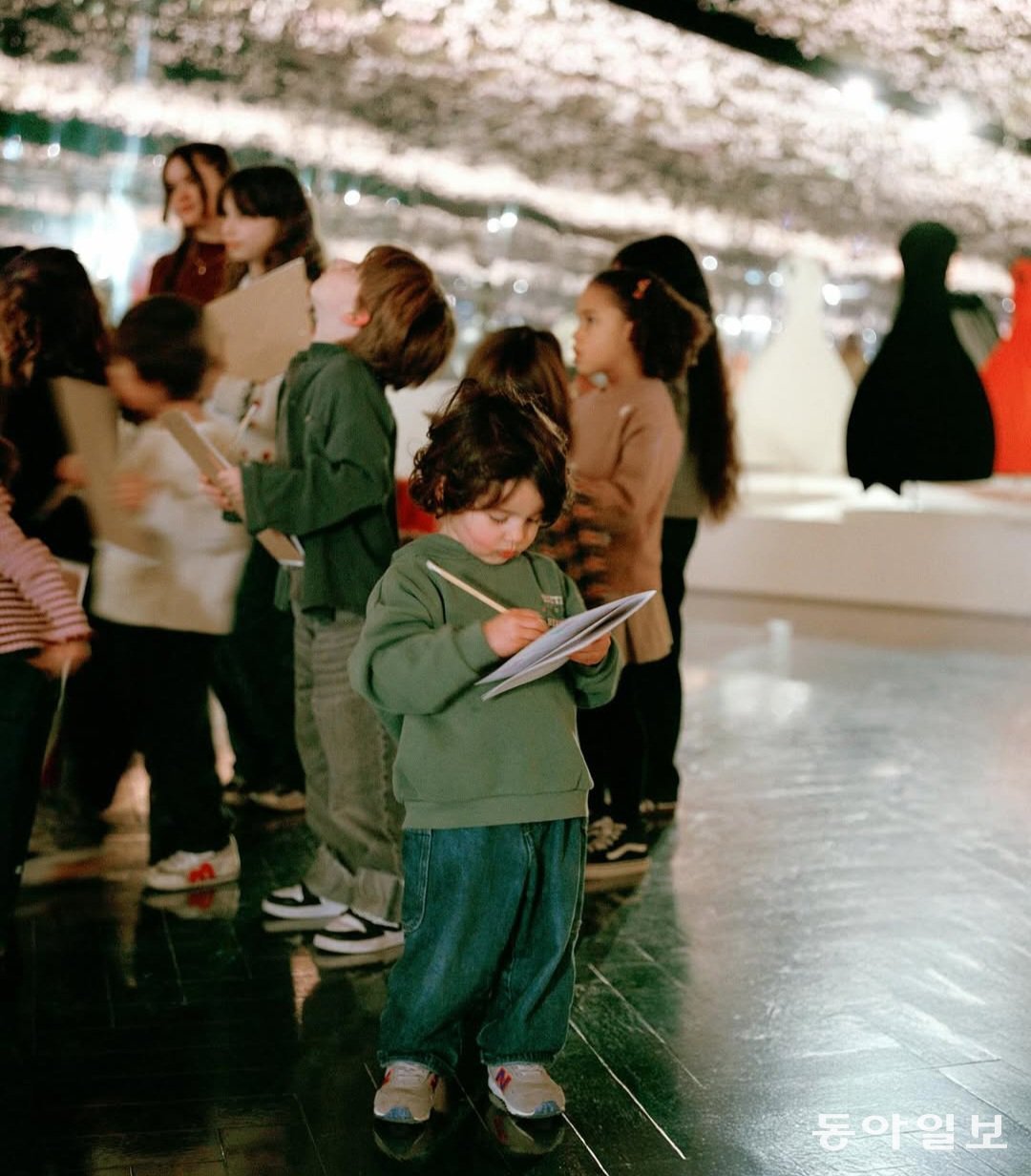 디올 쇼가 끝난 로댕 미술관에서 어린이들이 교육 프로그램에 참여한 모습. 조나단 앤더슨 인스타그램.