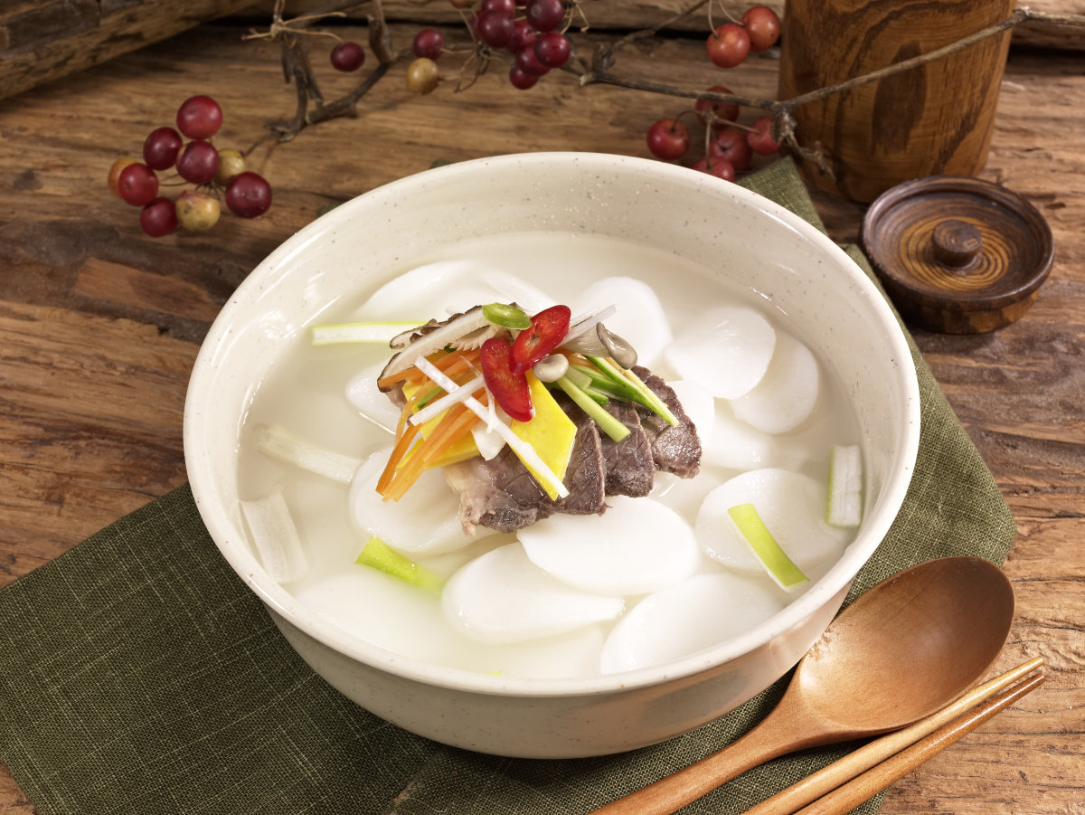 설에 먹는 떡국에는 부자가 되리라는 바람이 담겨 있다. GETTYIMAGES