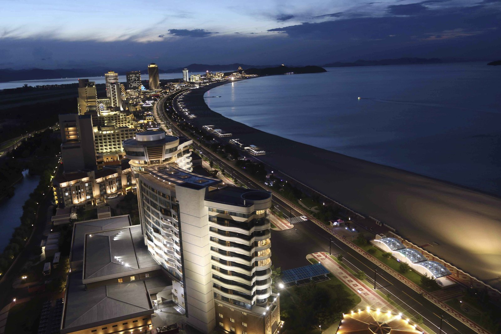 지난 2일 북한 강원도 원산의 원산-갈마 해안관광지구 야경이 펼쳐지고 있다. 북한 노동신문은 갈마관광지구 개장을 알리며 “세상에 없는 황홀한 관광 명소”라고 선전했다. 원산 명사십리 해변 일대에 조성된 관광지구 개발은 북한이 11년간 공들인 숙원사업으로 알려져 있다. 2025.07.04.[원산=AP/뉴시스]