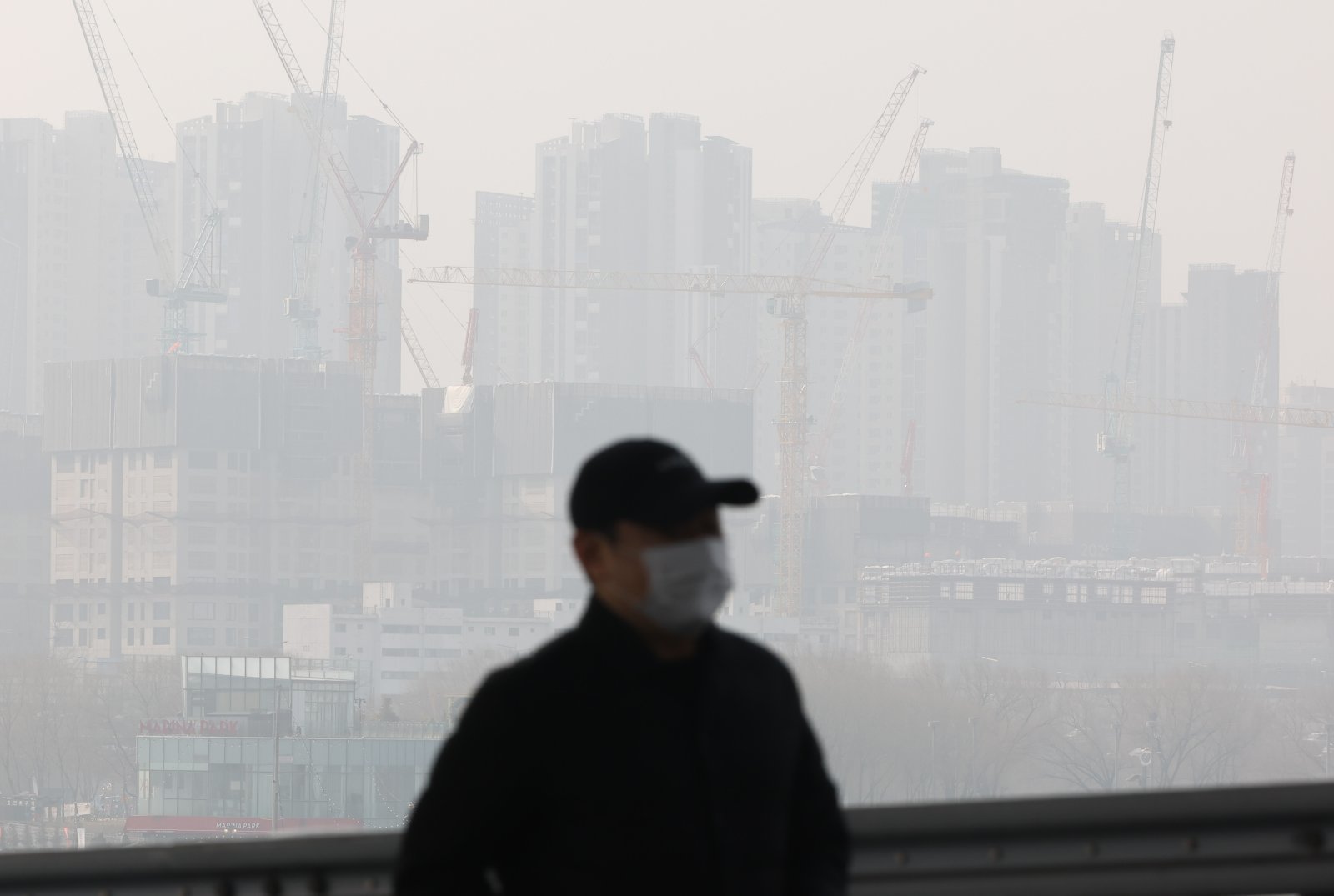 서울의 미세먼지 농도가 ‘나쁨’ 수준을 보인 15일 서울 서초구 잠수교에서 바라본 도심이 뿌옇게 흐리다. 2026.02.15. [서울=뉴시스]