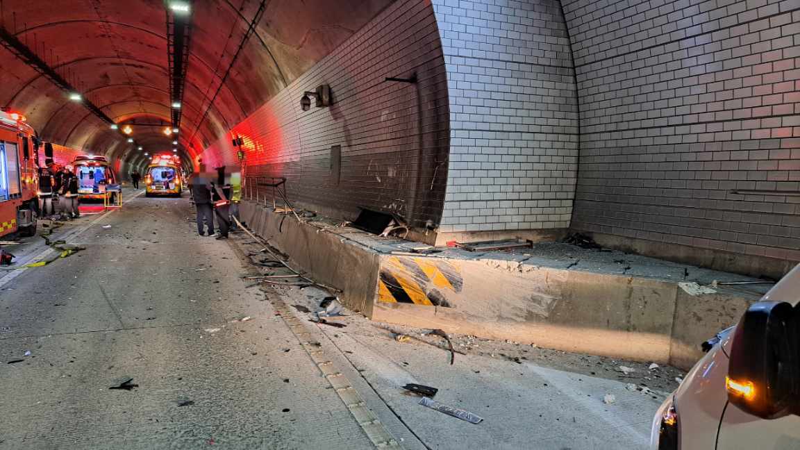 양정터널 내 사고현장 모습. 거제경찰서 제공