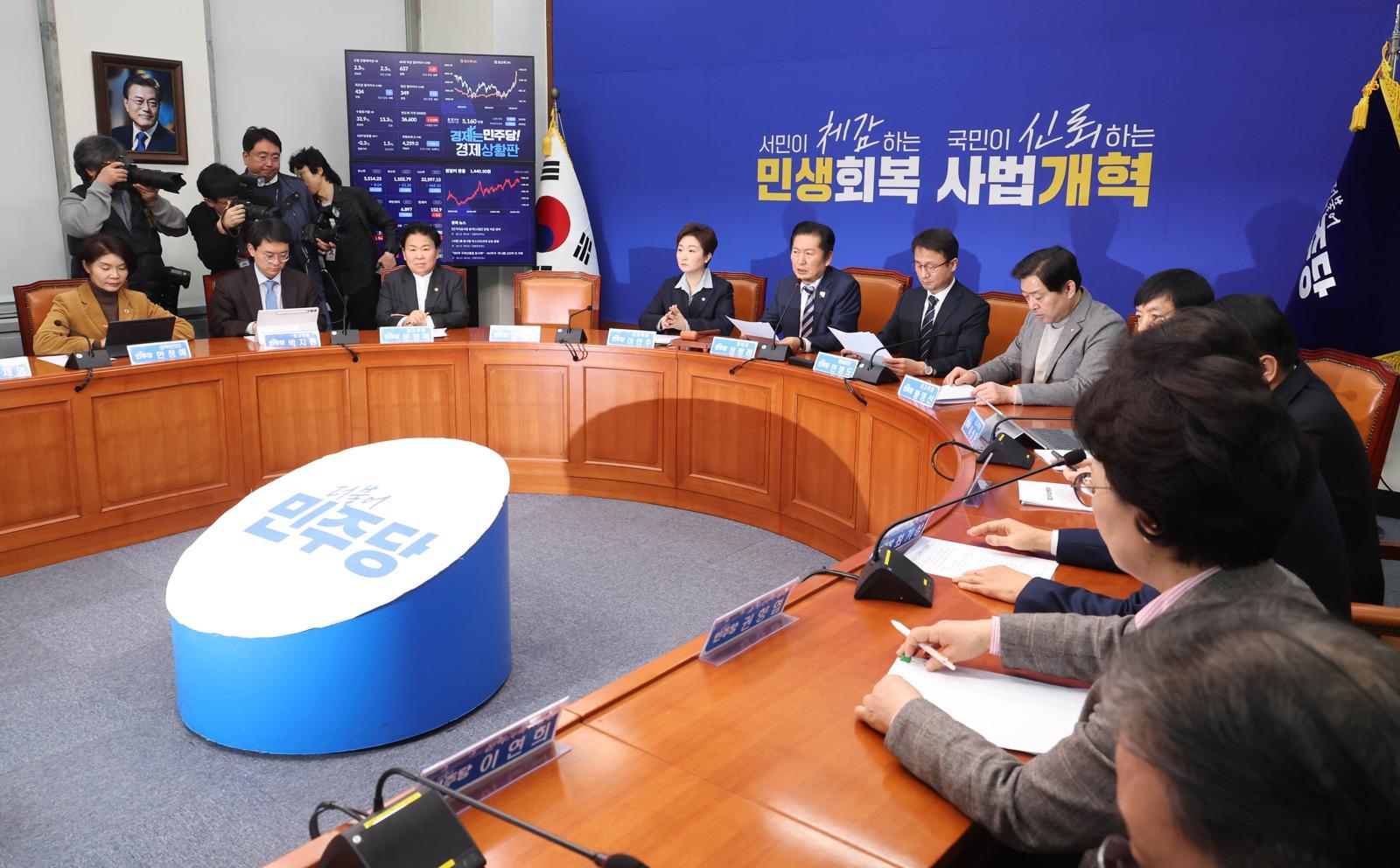 정청래 더불어민주당 대표가 13일 오전 서울 여의도 국회에서 열린 최고위원회의에서 발언을 하고 있다. 뉴시스