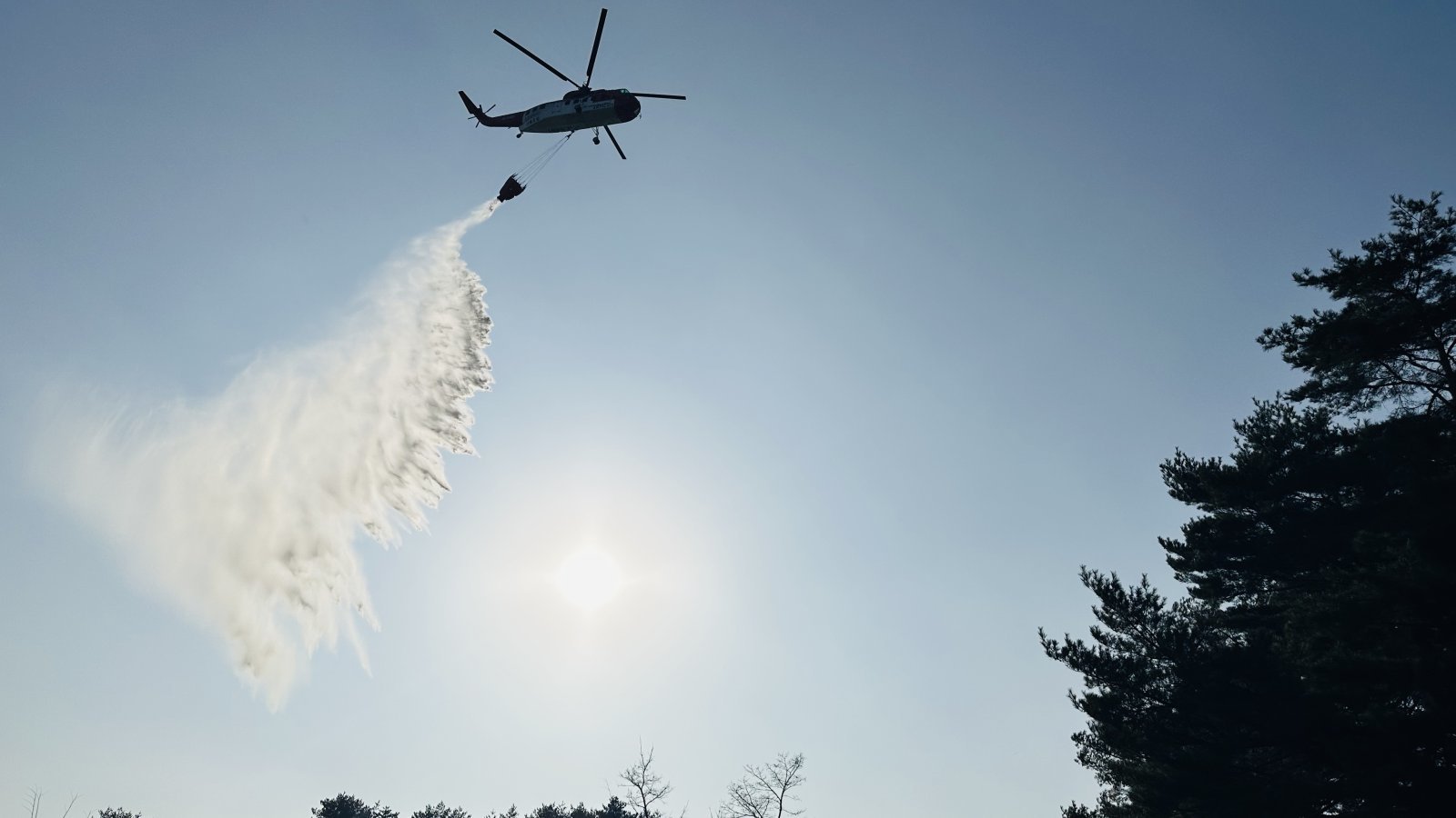 15일 강원 강릉 주문진읍 교항리 산불 진화 현장. 2026.2.15/강원도 산불방지대책본부 제공